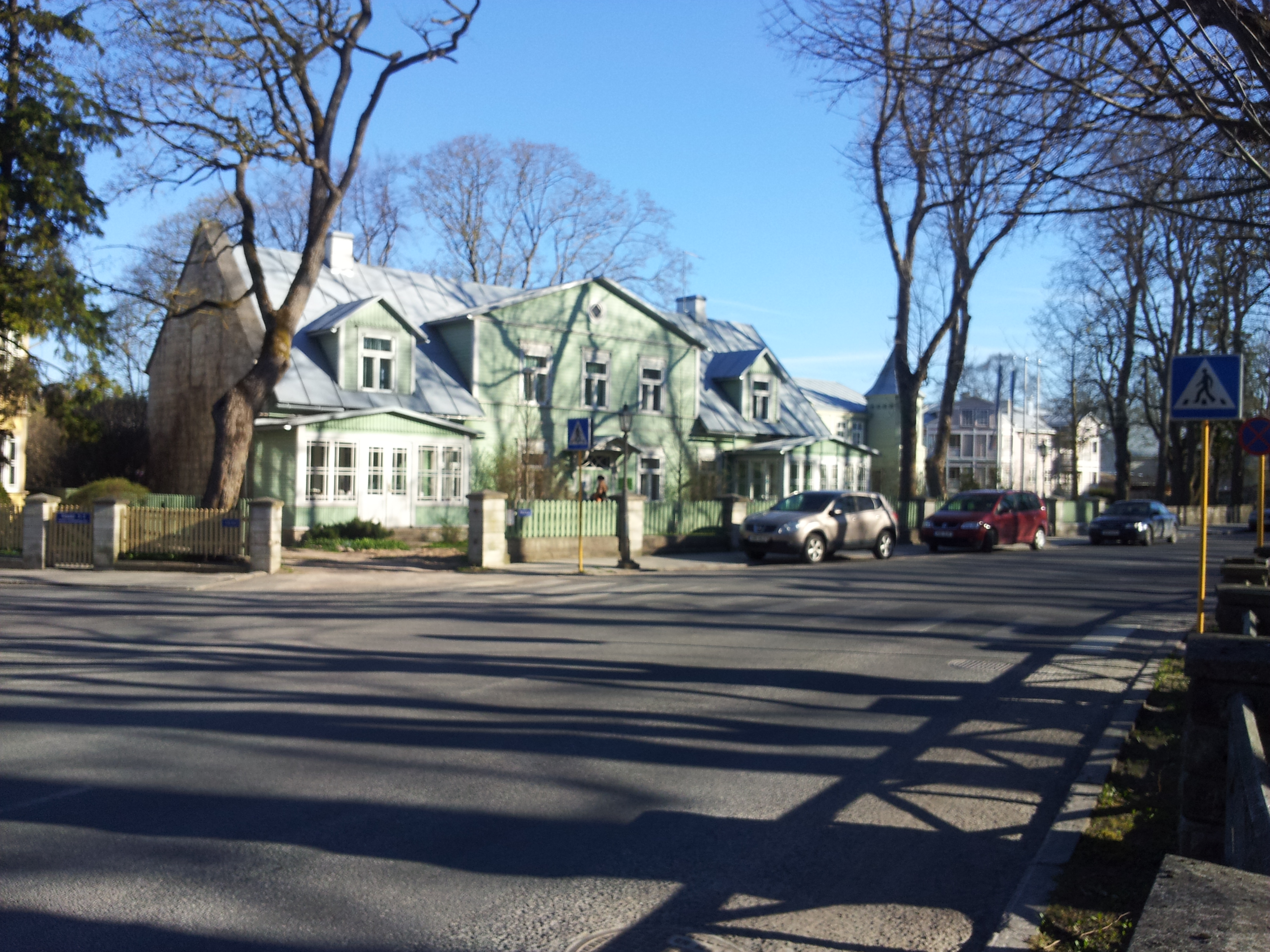 Kuressaare. Pargi ja Veski tänava ristmik, taga pansionaat. rephoto