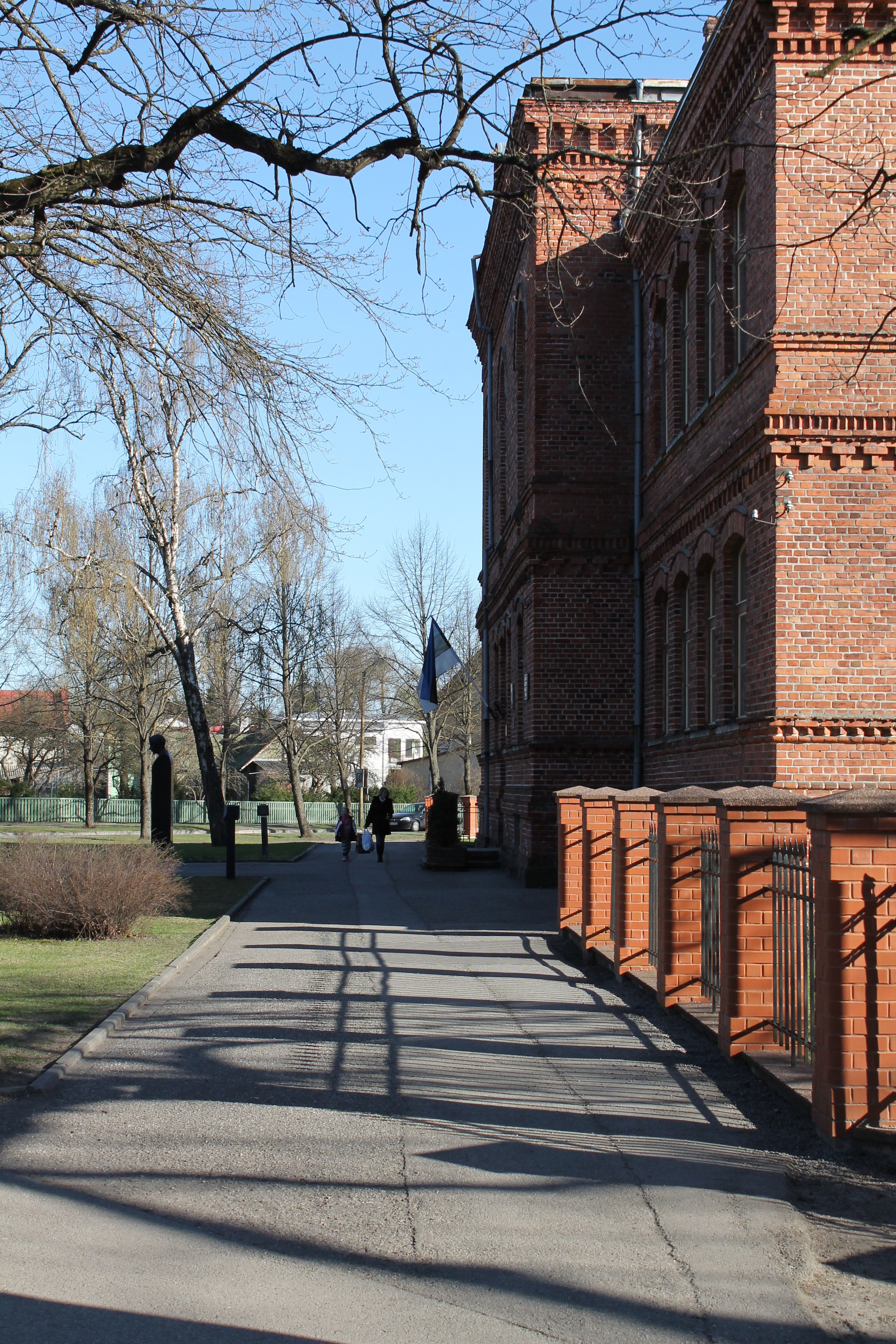 Poeglaste gümnaasium Aia ja Kuninga tänava nurgal rephoto