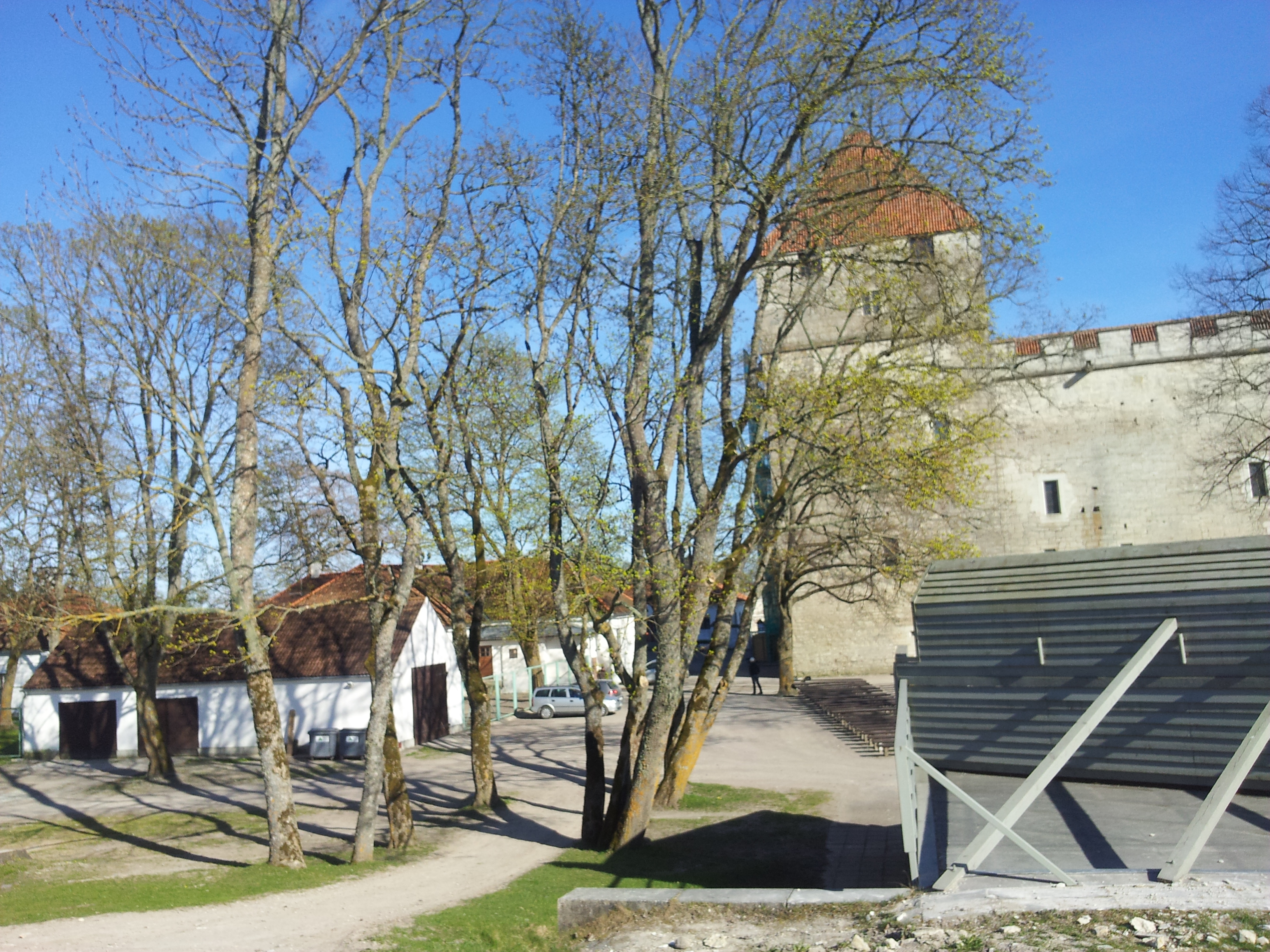 Vaade Kuressaare lossi kaitsetornile ja garnosonihoonetele. rephoto