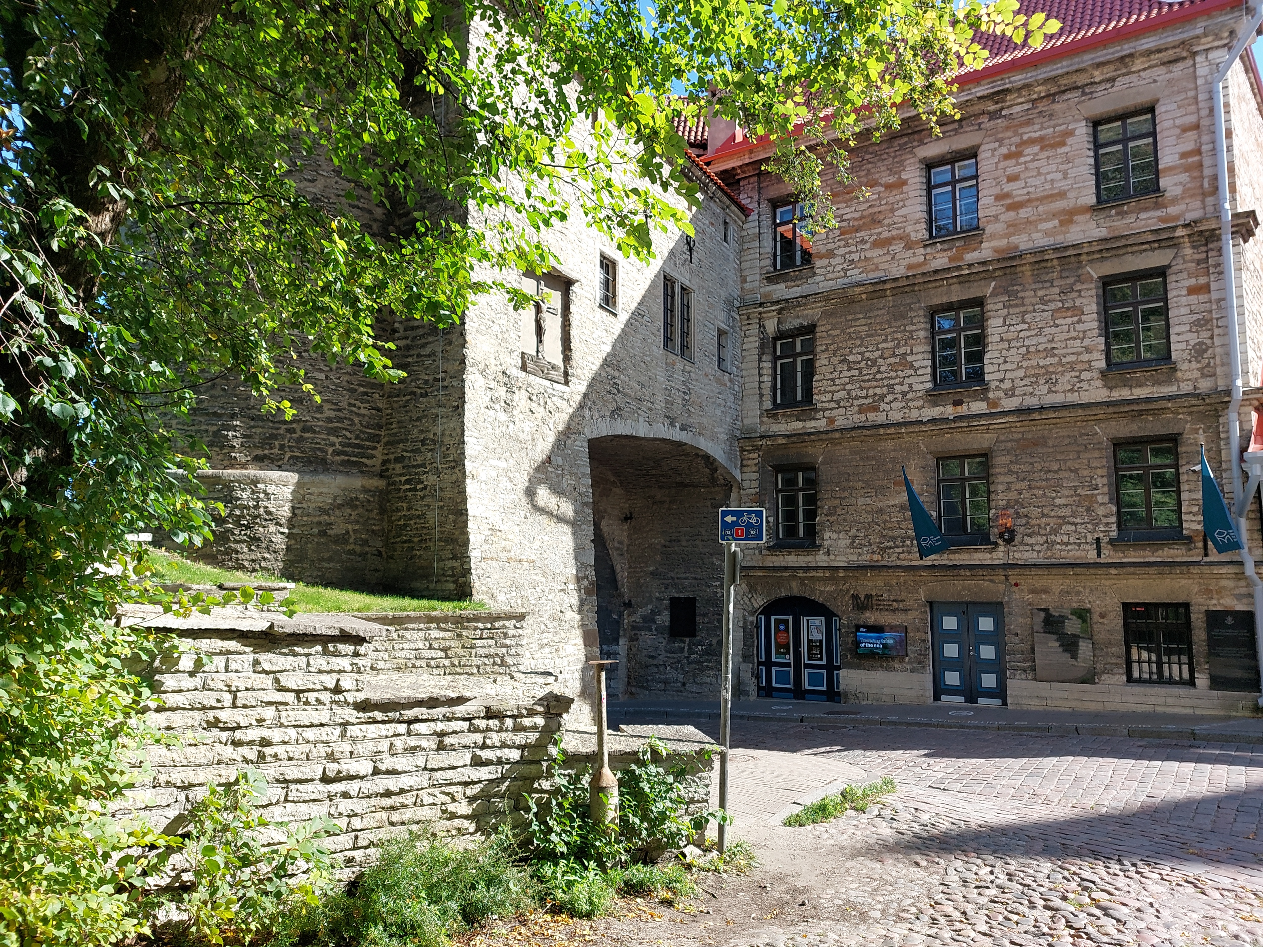 Tallinn. Suur-Rannavärav. Vaade Laia tänava otsast rephoto