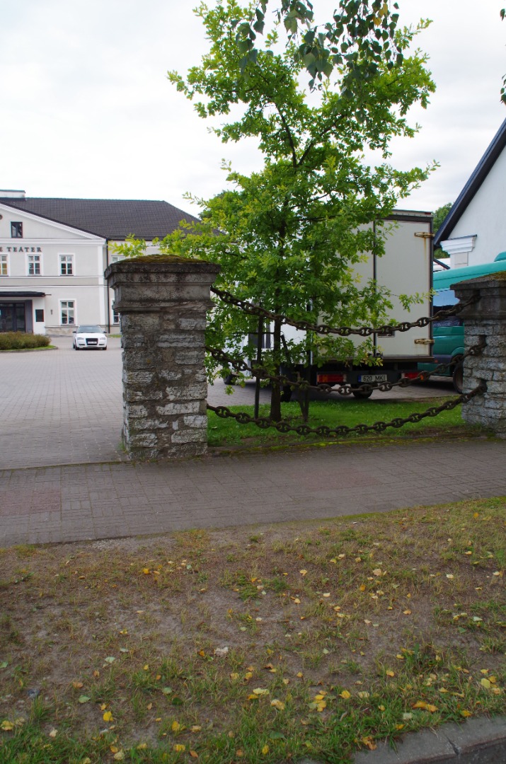 Rakvere. Endise mõisahoone tänavapoolne aed rephoto