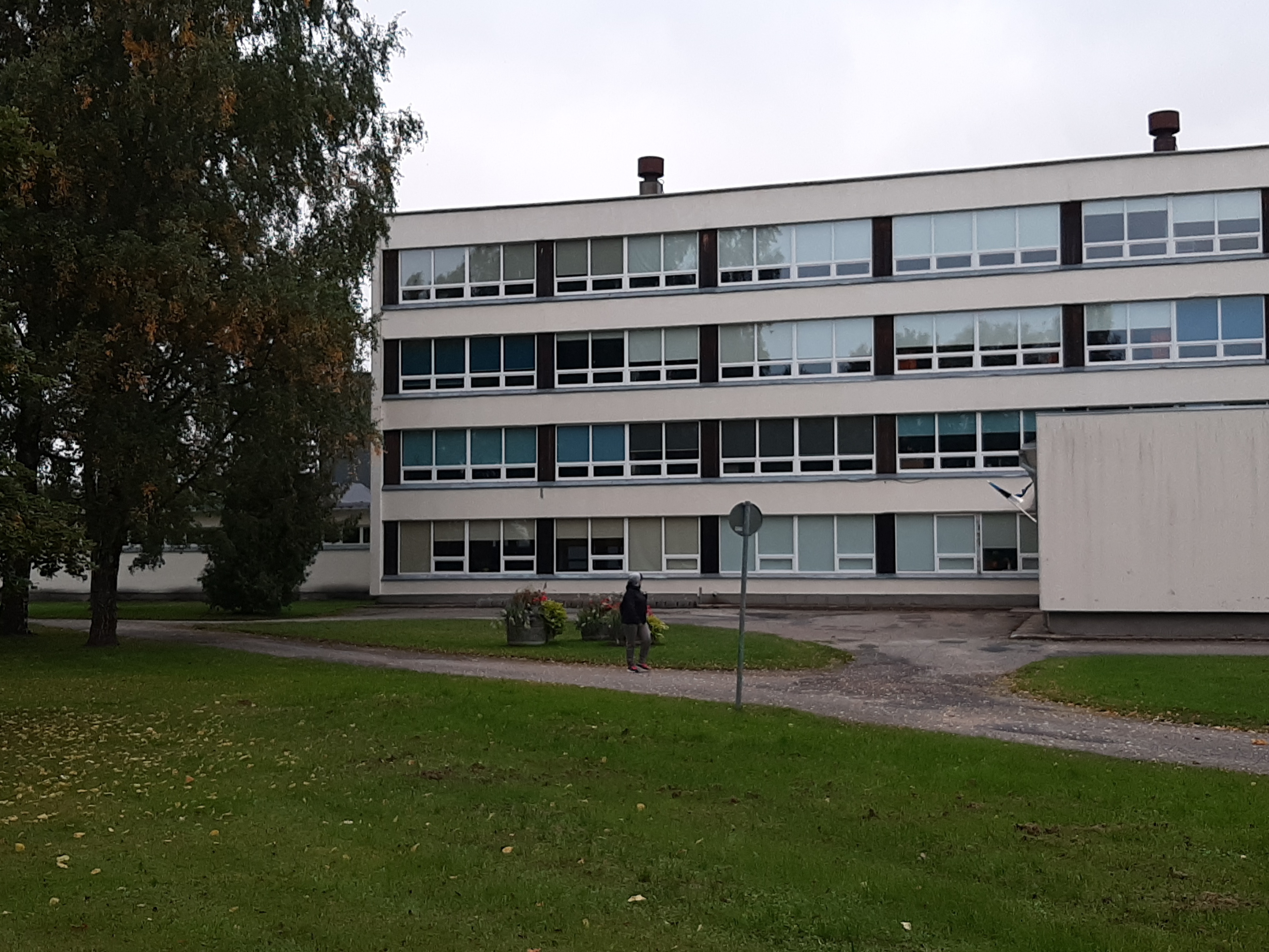 View of the building of Väike-Maarja High School. rephoto