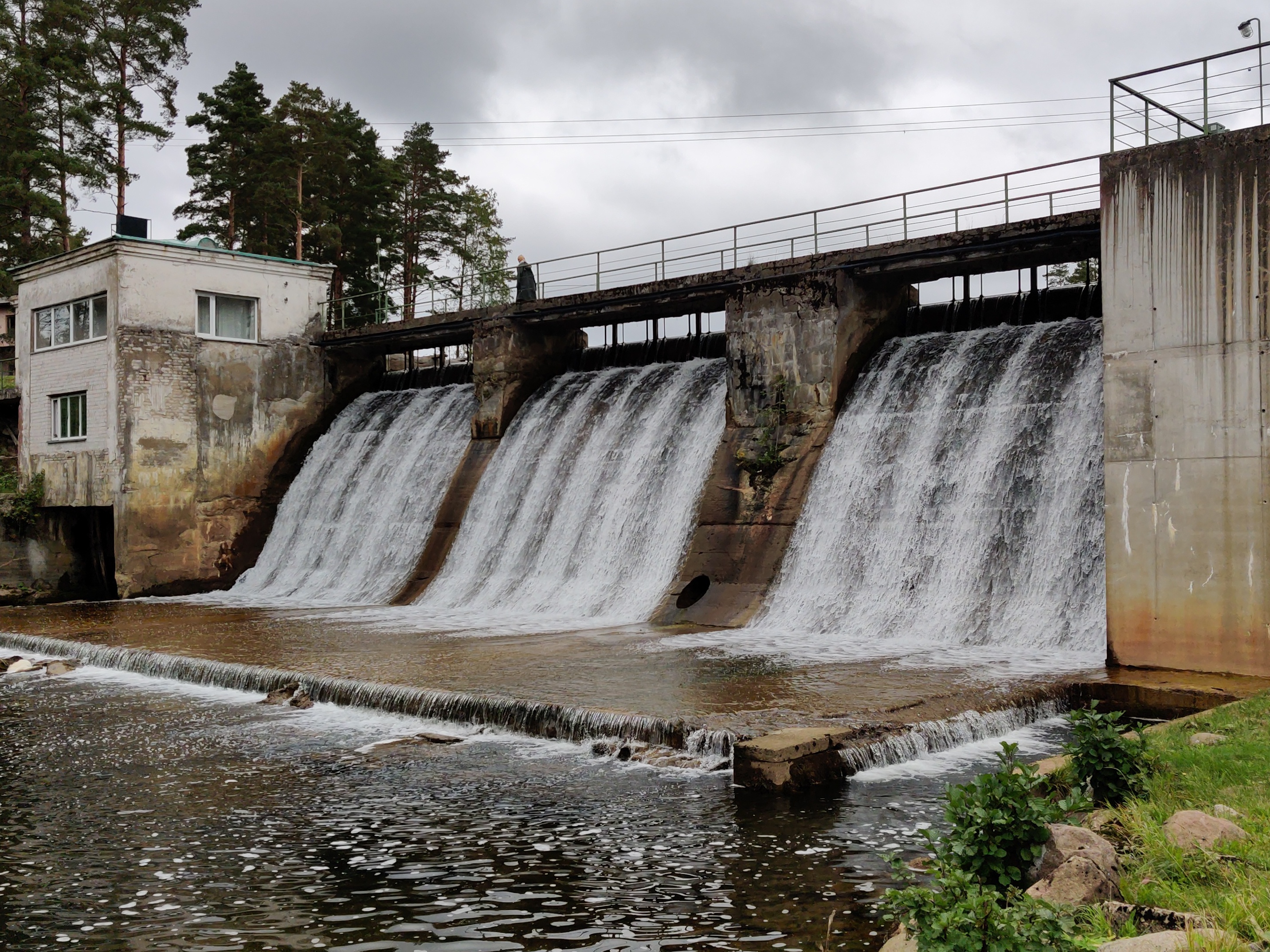 Haapsalu Kalakaitse Inspektsiooni tööst.  Paisust alla voolav vesi. rephoto