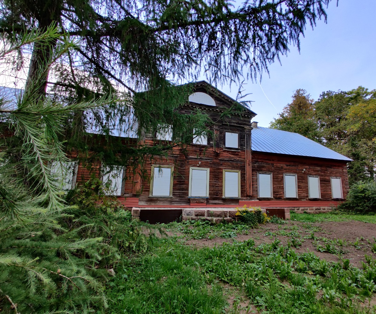 From the back of the bakery manor, from the flower garden1909 rephoto