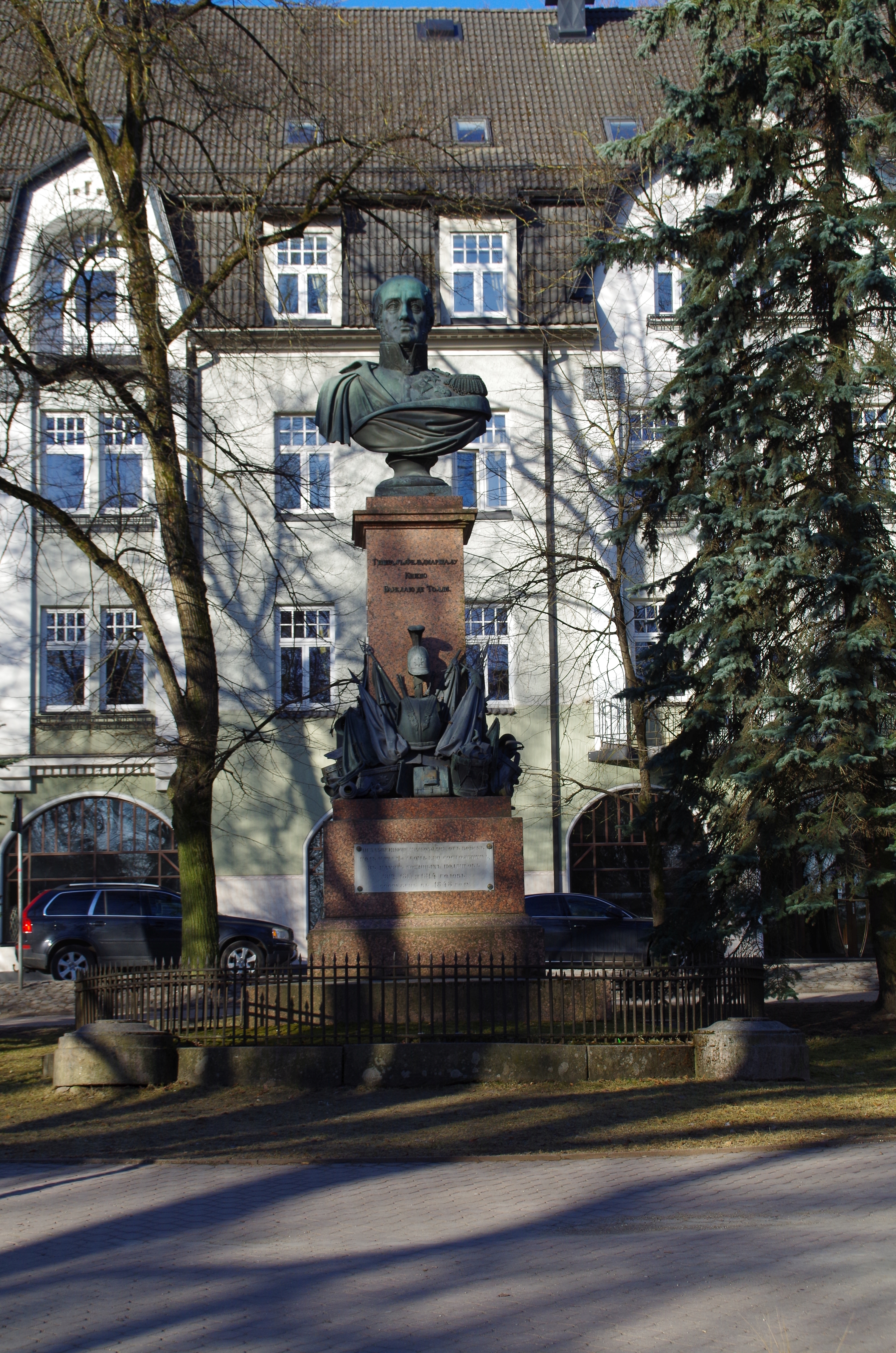 Nigul Hindo stood before the Barclay de Tolly monument during the winter in Tartu rephoto