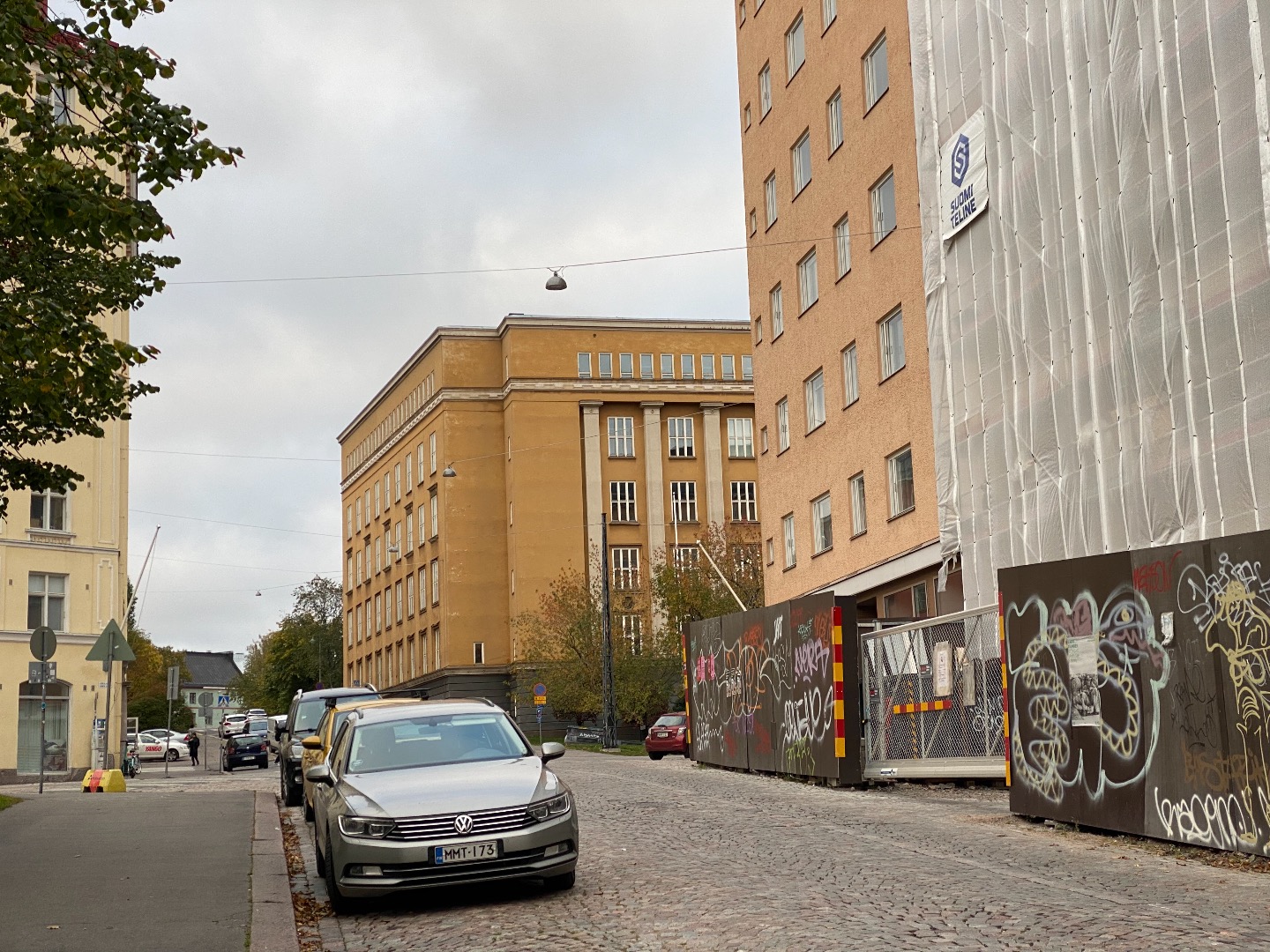 Kallion yhteiskoulun abiturientit Porthaninkadulla lähdössä penkinpainajaisajelulle. rephoto