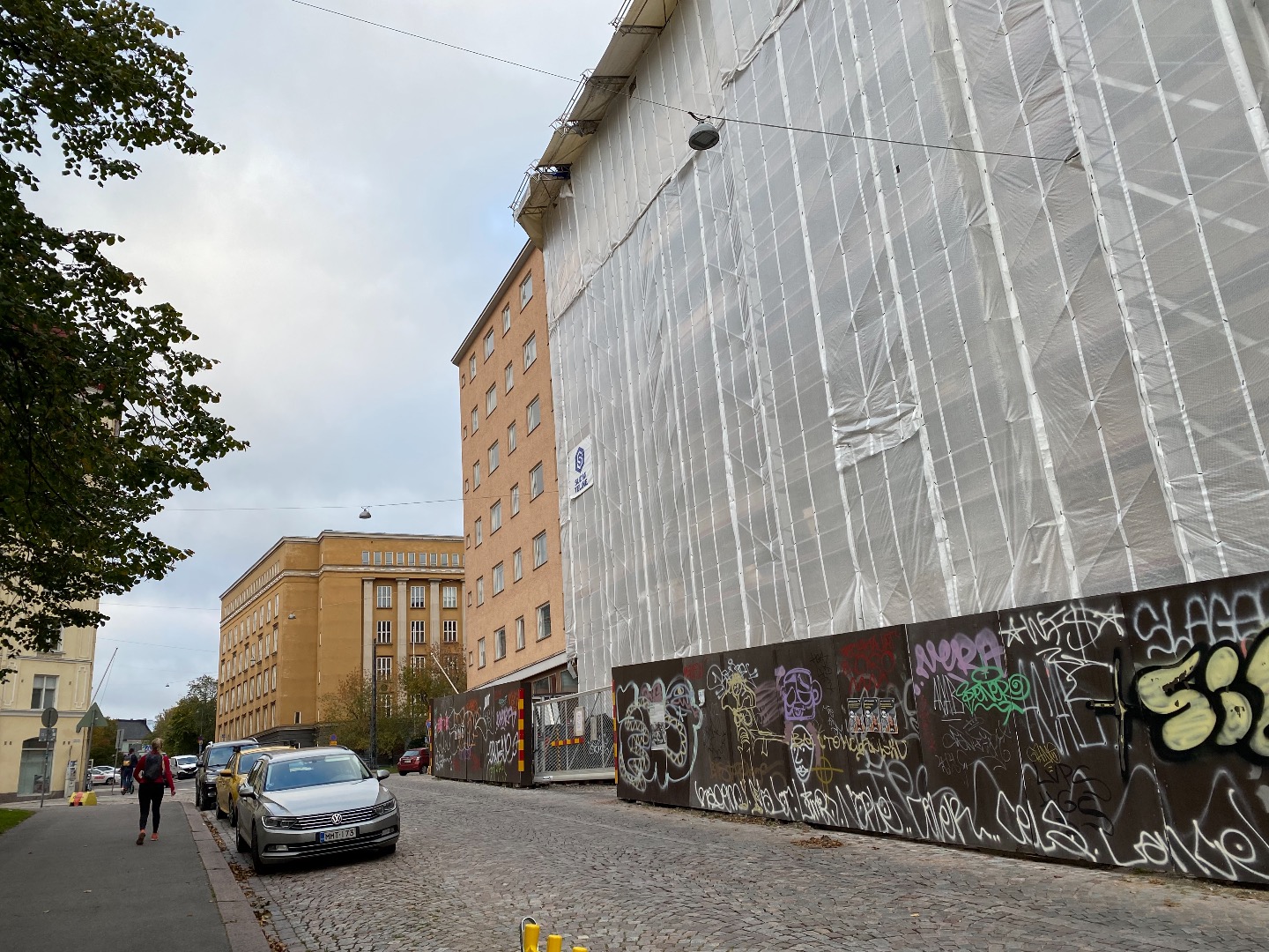 Kallion yhteiskoulun abiturientit Porthaninkadulla lähdössä penkinpainajaisajelulle. rephoto