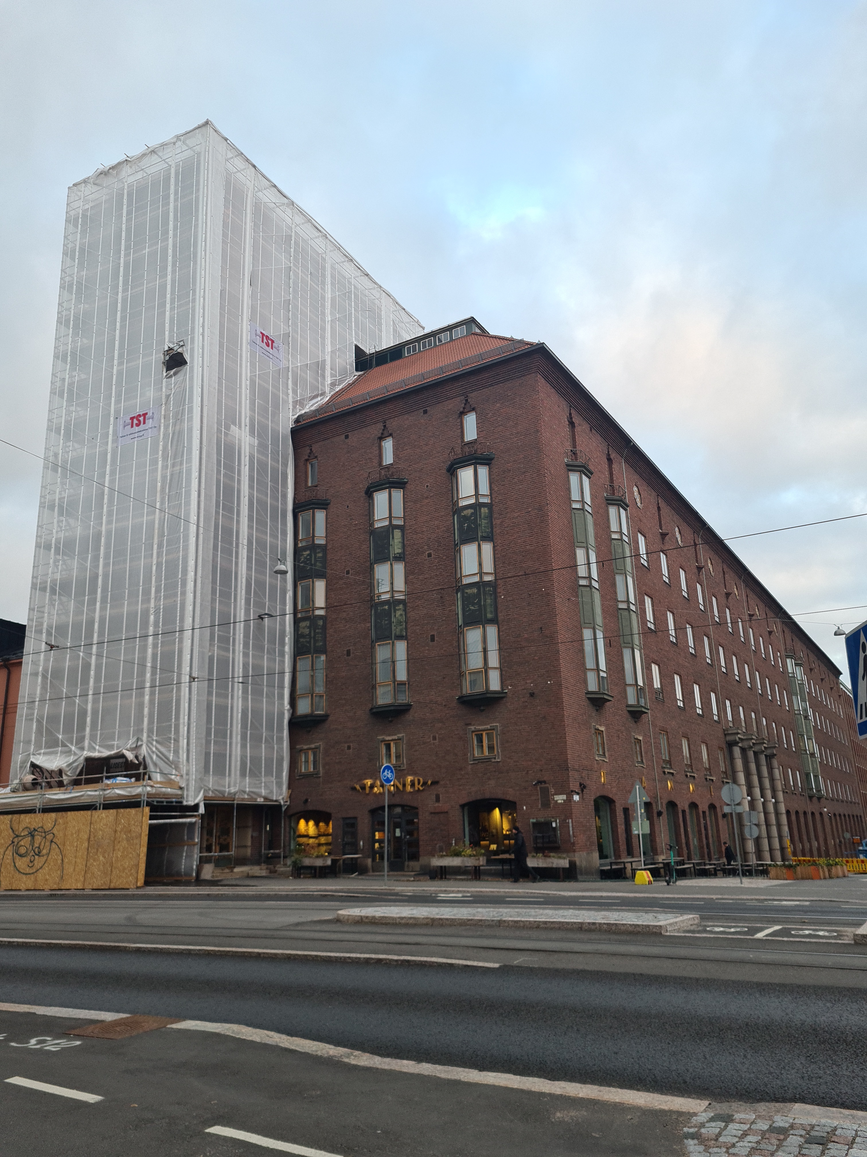 Entinen Elannon hallintorakennus. rephoto