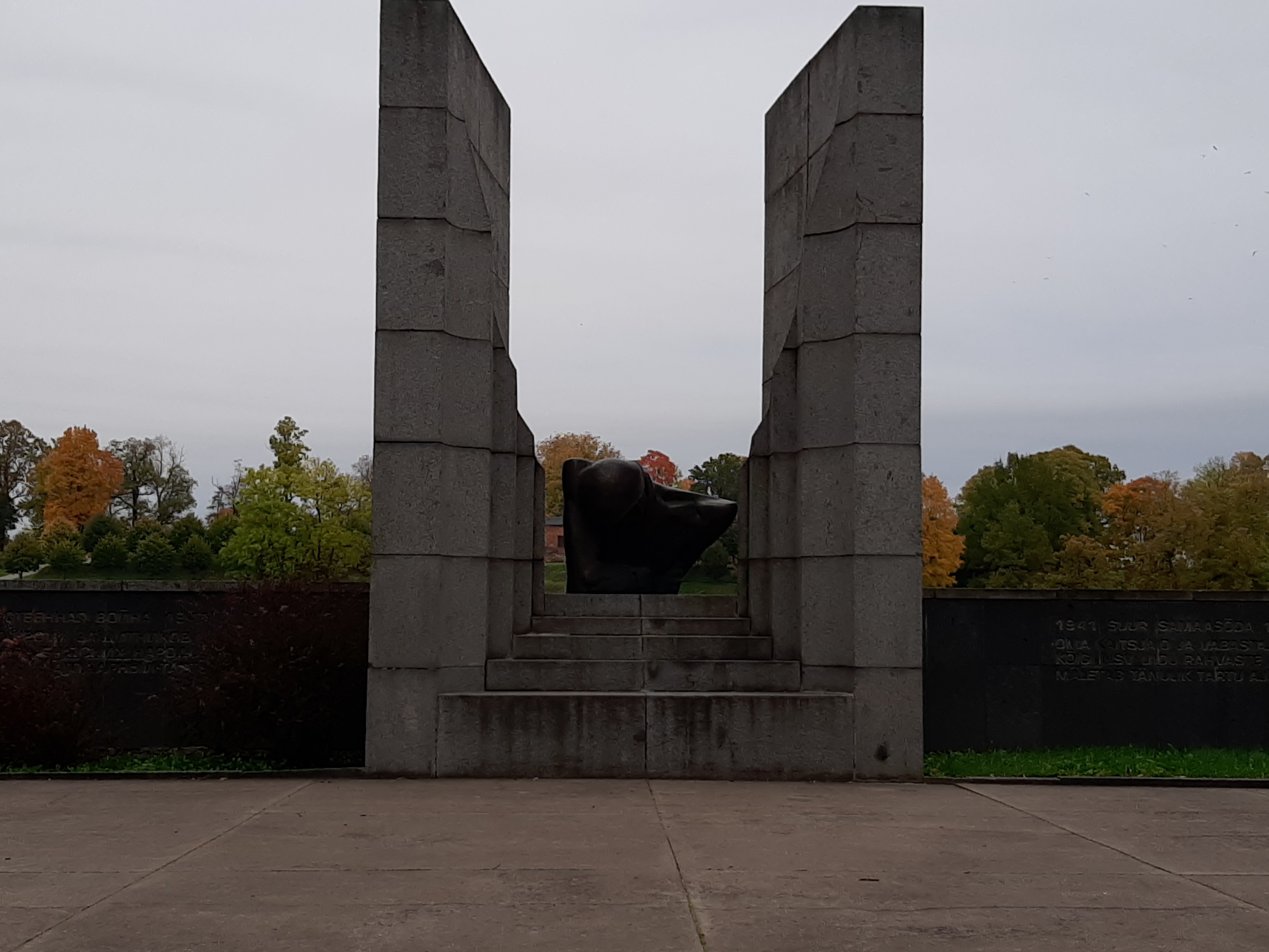 Raadi vennaskalmistu monument, 4 vaadet. Arhitekt Rein Luup rephoto