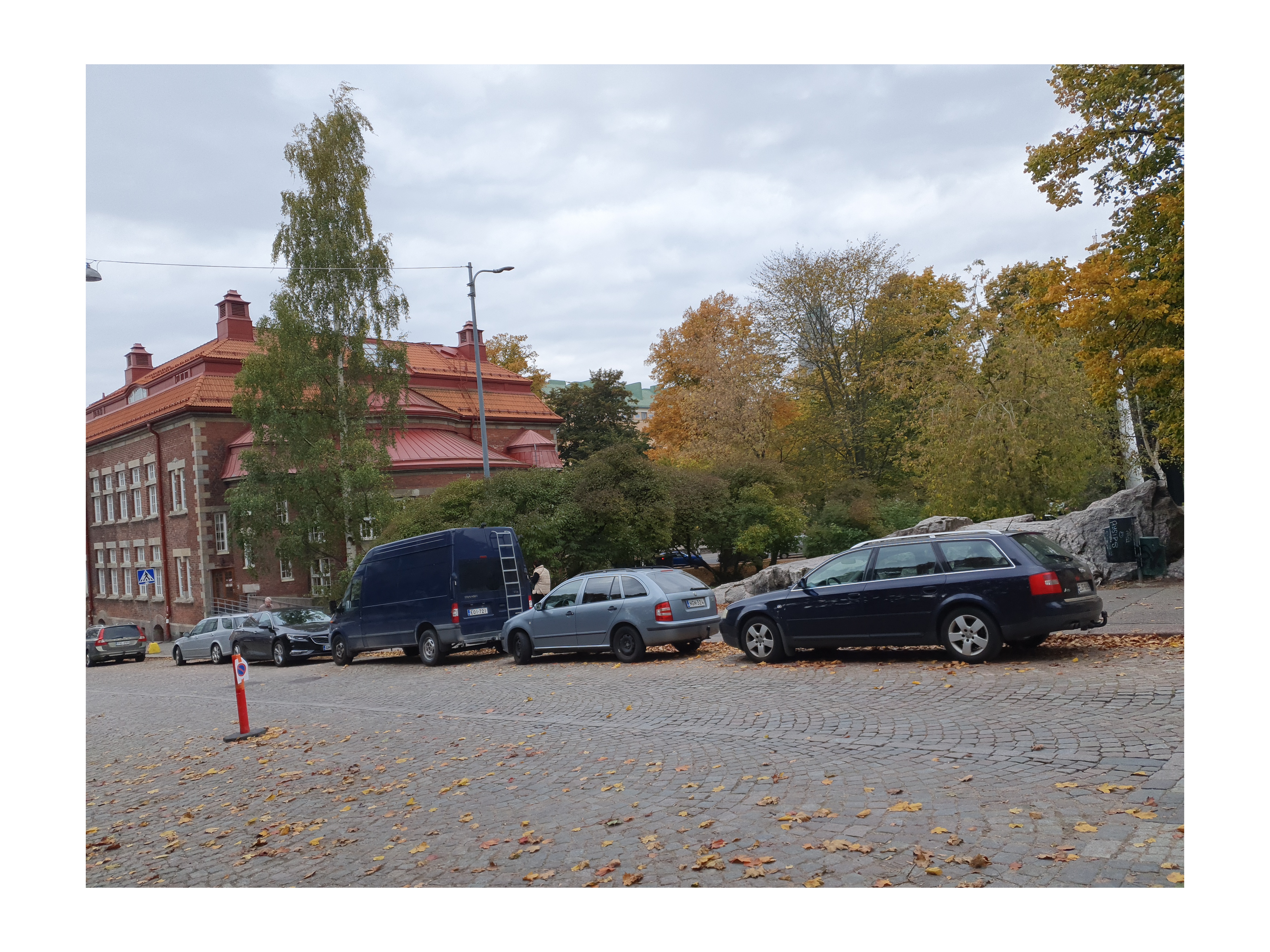 Porthaninkatu 12, 14 ja vastavalmistunut Kallion kirjasto.  Taustalla Agricolankatu 11, 13 ja Kallion kirkko. rephoto