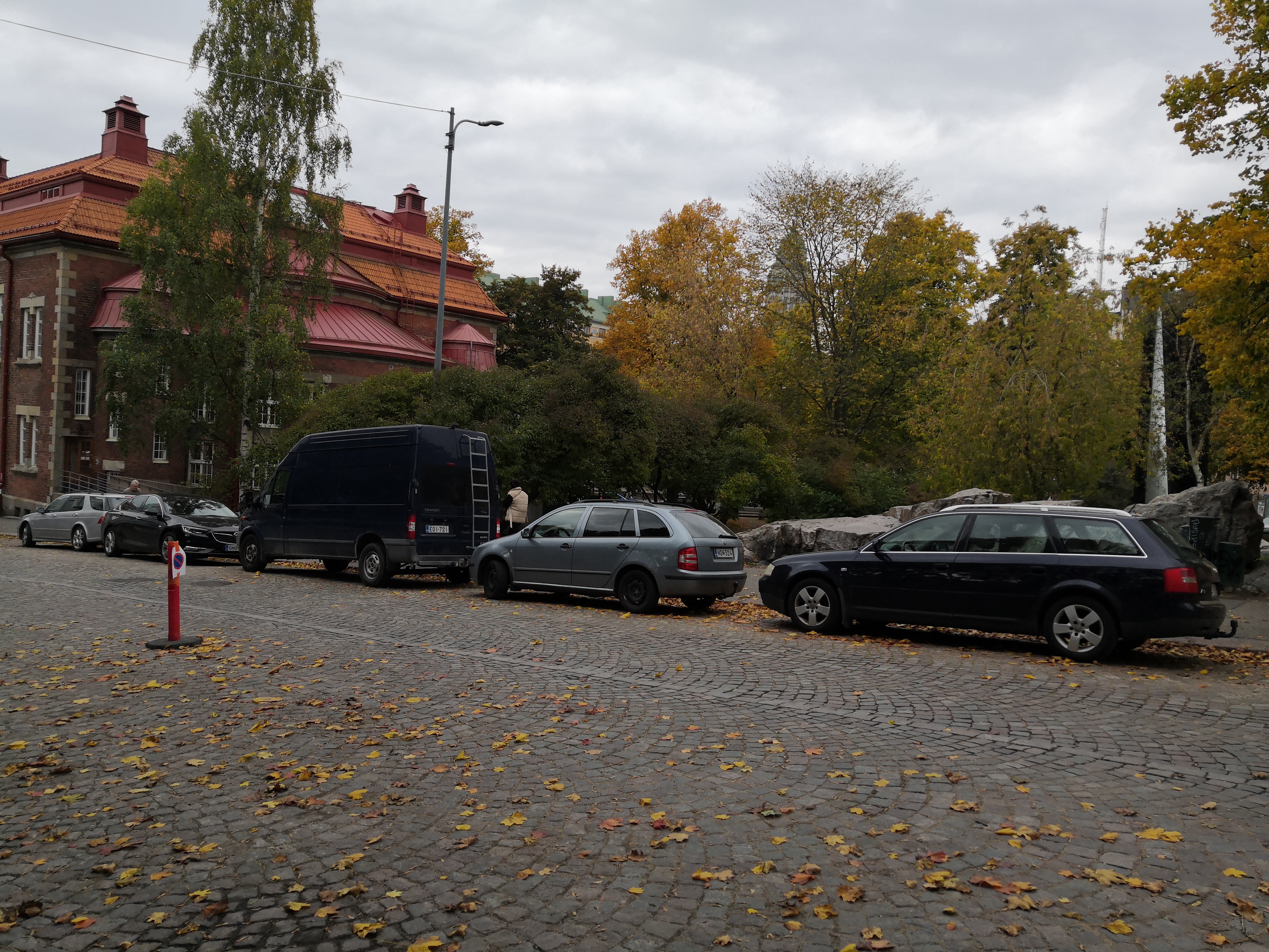 Keskellä Kaiku 9. Nykyisen Karhupuiston kohdalla rephoto