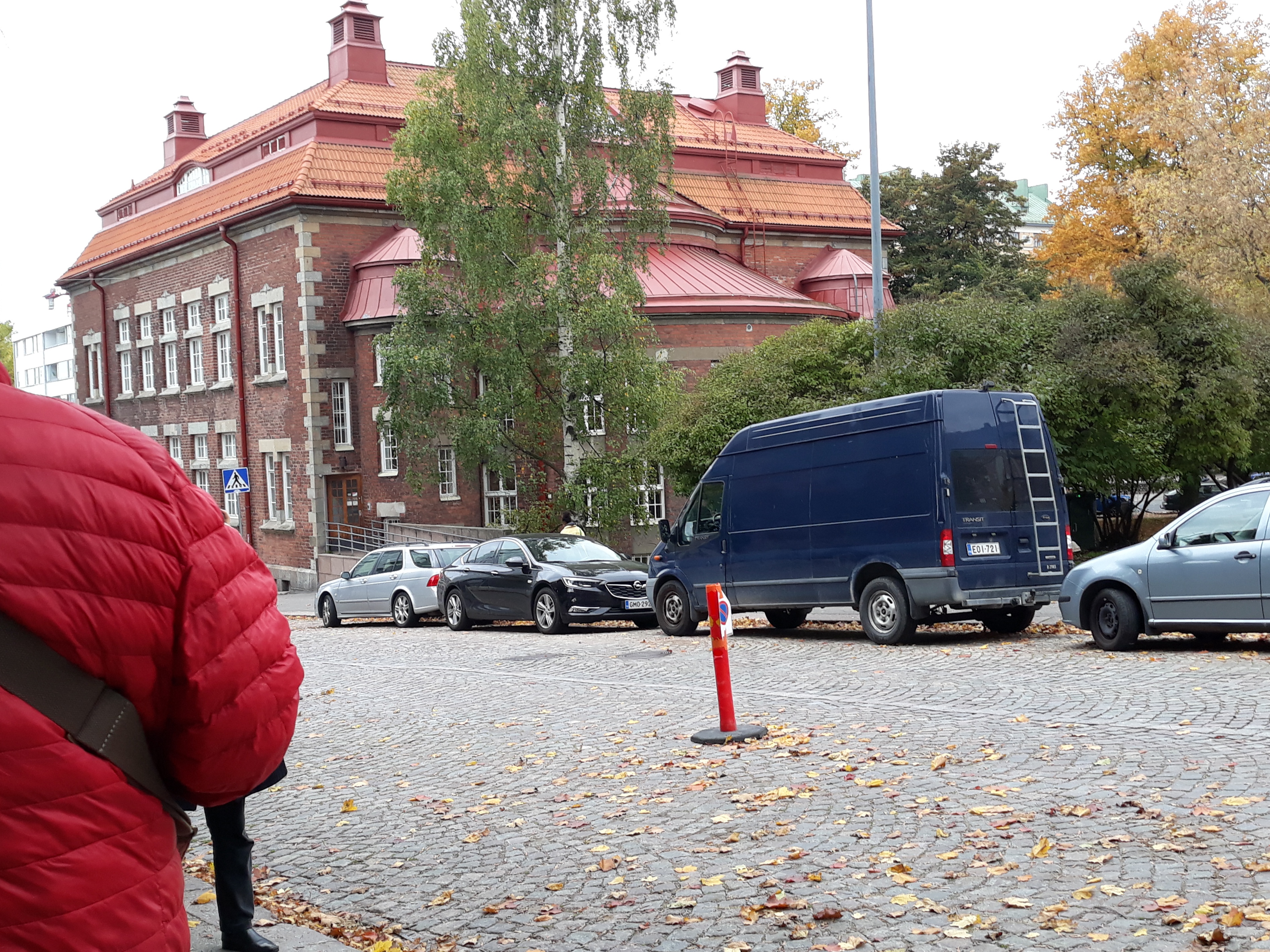 Porthaninkatu 12, 14 ja vastavalmistunut Kallion kirjasto.  Taustalla Agricolankatu 11, 13 ja Kallion kirkko. rephoto