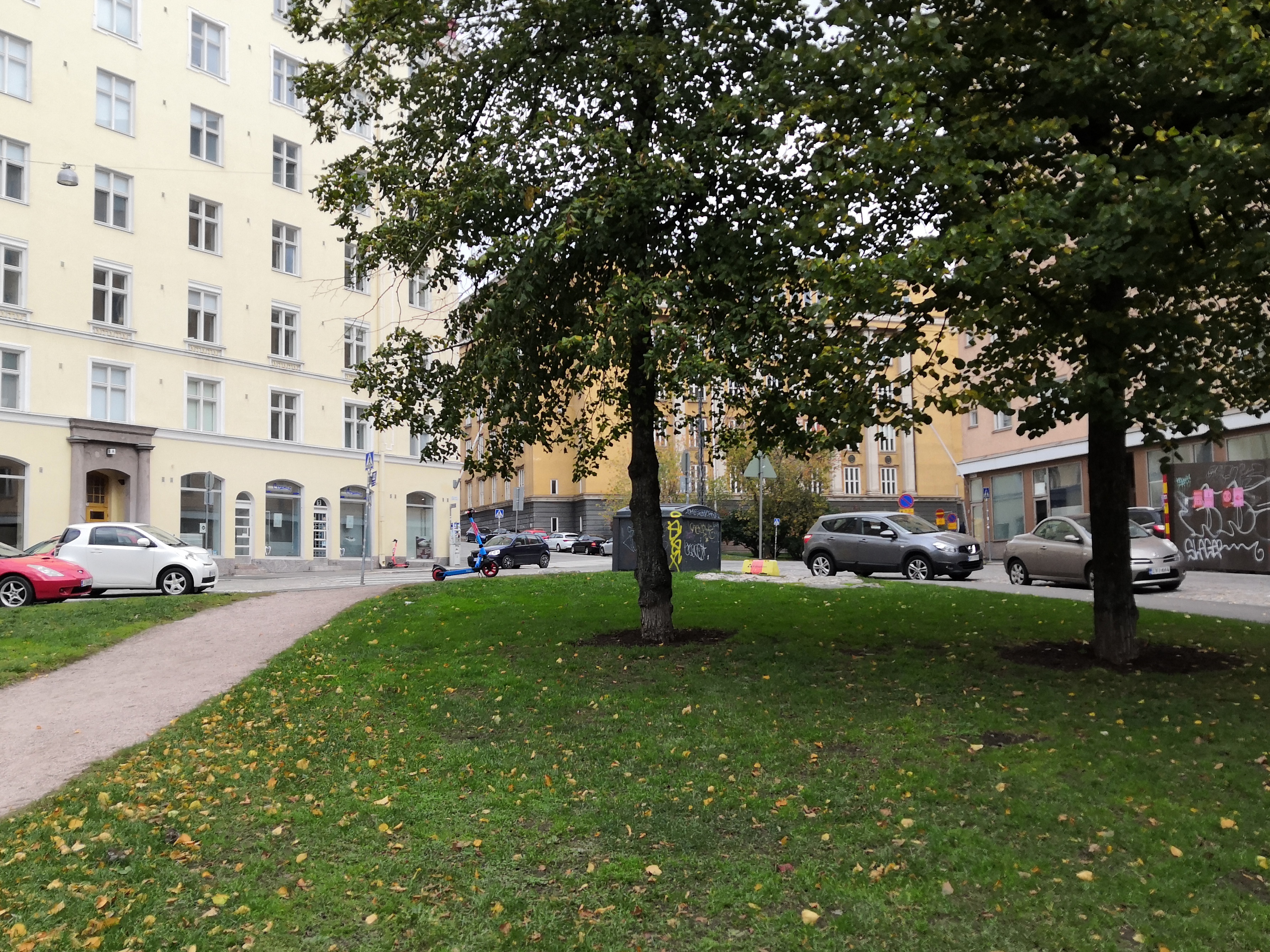 Kallion Yhteiskoulun oppilaita piirtämässä koulun viereisellä rakentamattomalla tontilla Porthaninkatu 16 - Agricolankatu 6. rephoto