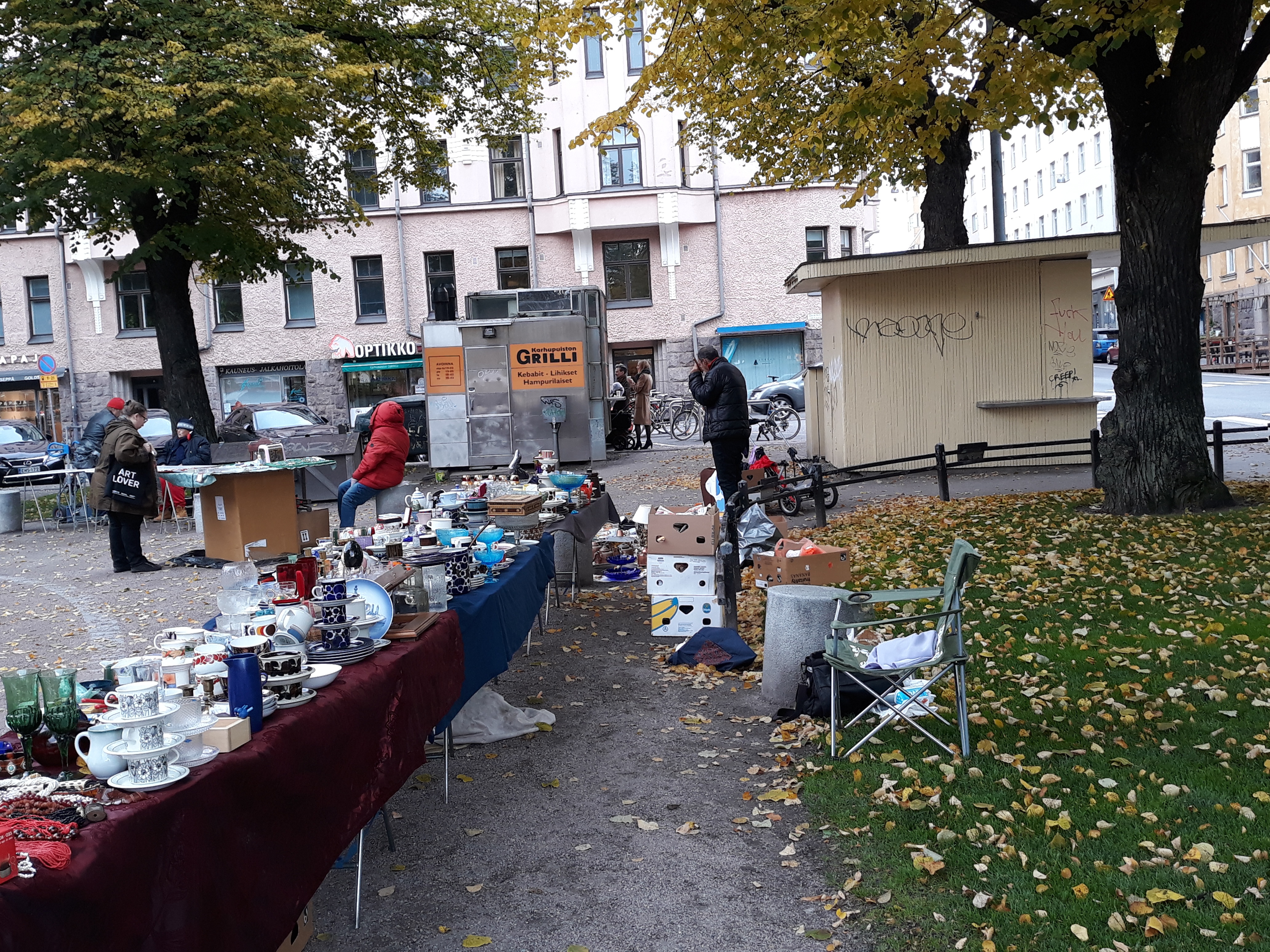 Karhupuisto. Ihmisiä Karhupuistossa. Taustalla vasemmalla Agricolankadun laidalla puistotapahtumaan pystytetty esiintymislava. rephoto