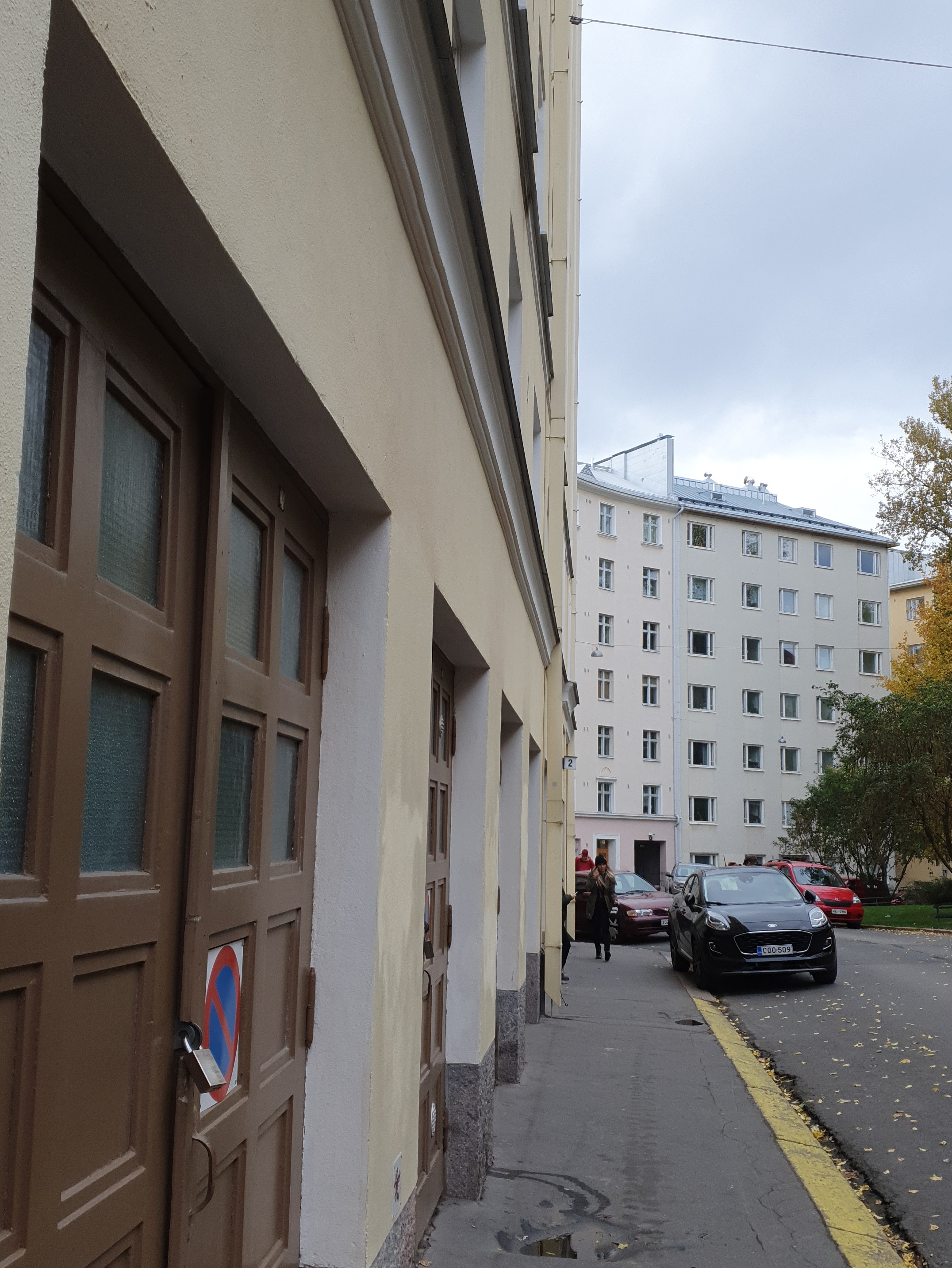 Agricolankuja 2, 4, 6, jalankulkijoita. rephoto