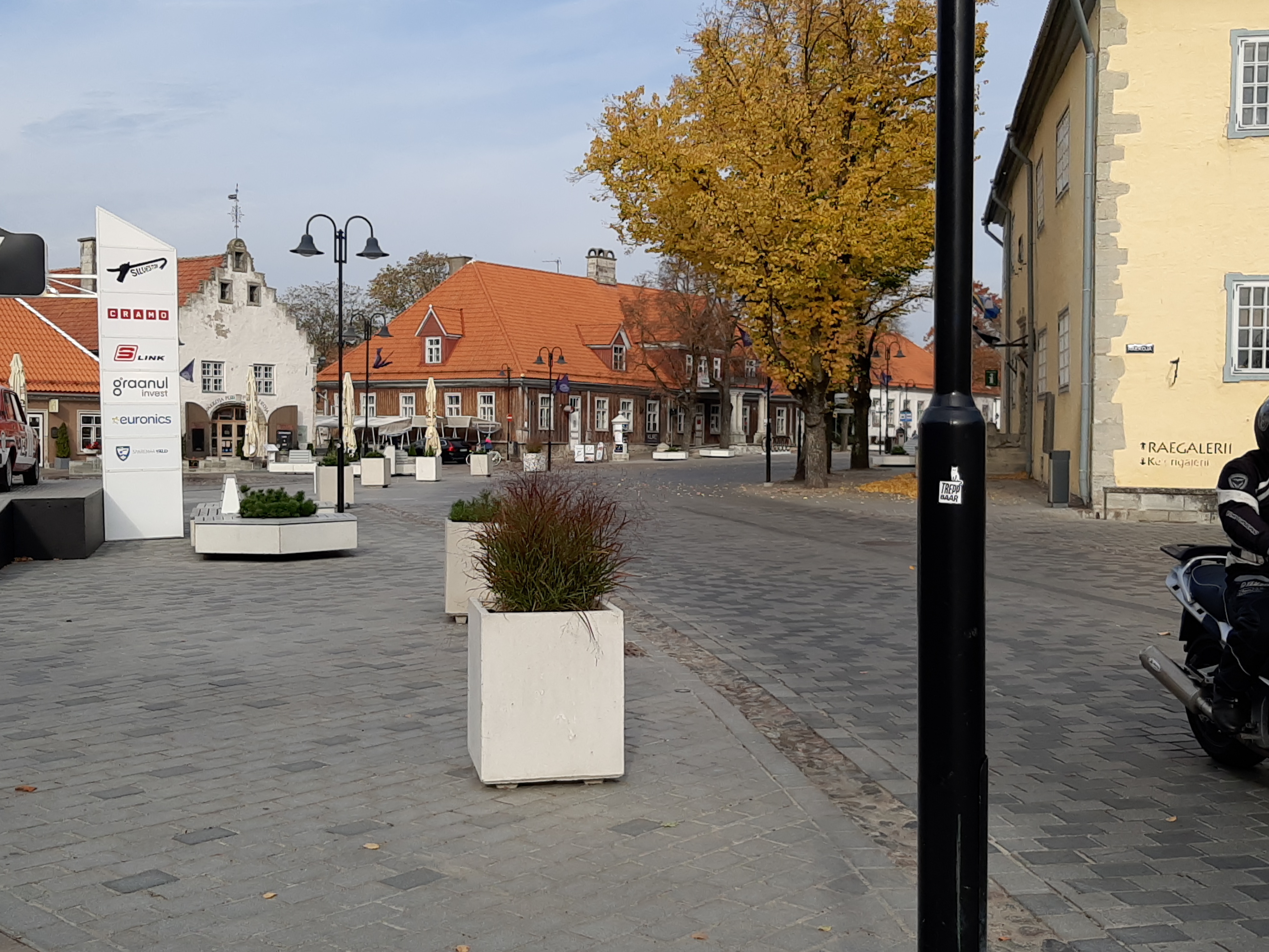 Fotonegatiiv. Meeskooride laulupäev Saaremaal. 1988. Avinurme meeskoor rongkäigus. rephoto