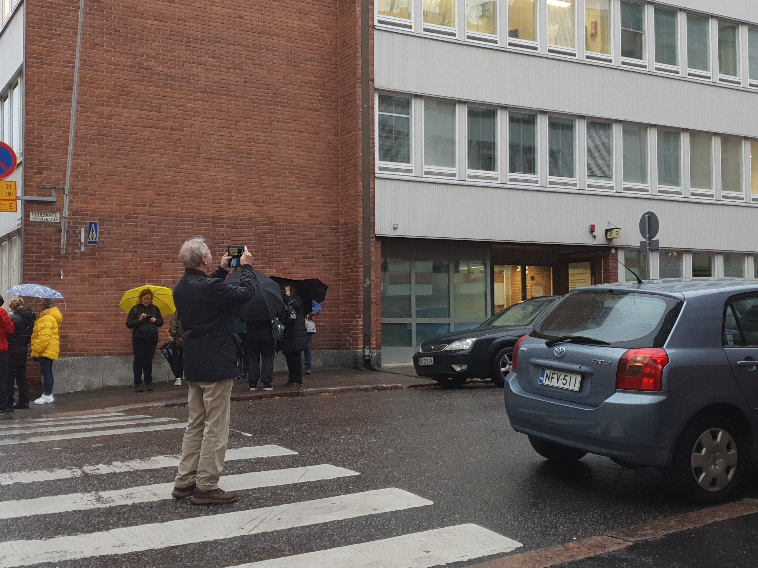 Vironkatu 2. Vironkatu 2:n talo Meritullinkadun kulmassa. Rakennuksessa on juuri aloittanut toimintansa Vironniemen terveysasema. rephoto