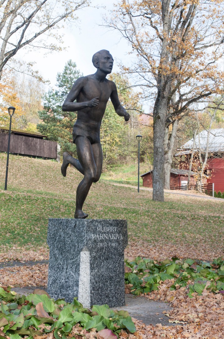 värviline postkaart, Viljandi, Hubert Pärnakivi monument 2005, foto Elmo Riig, trükk Print Best rephoto