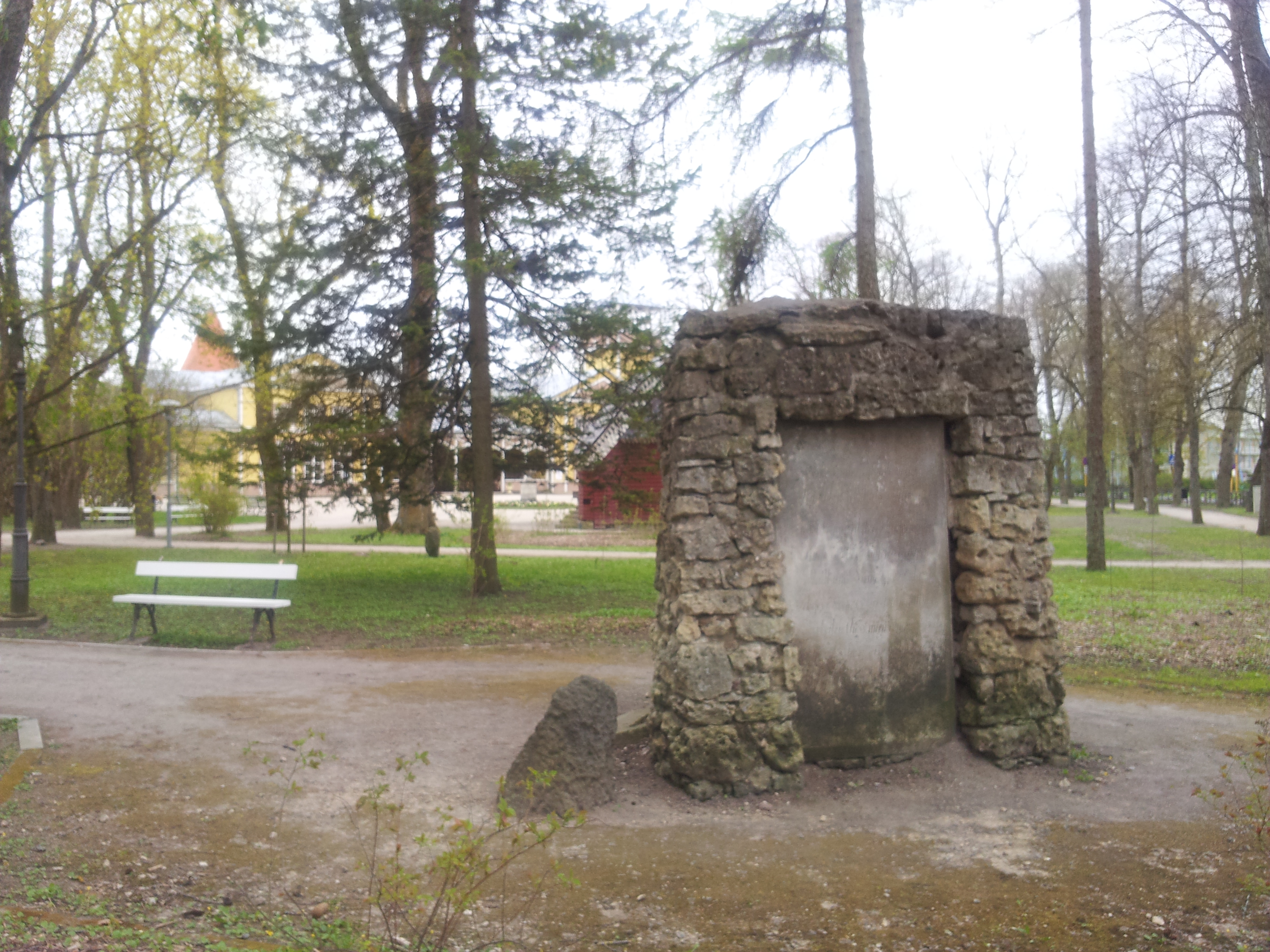 Vana kalmistu asukohta tähistav mälestusmärk Lossipargis rephoto