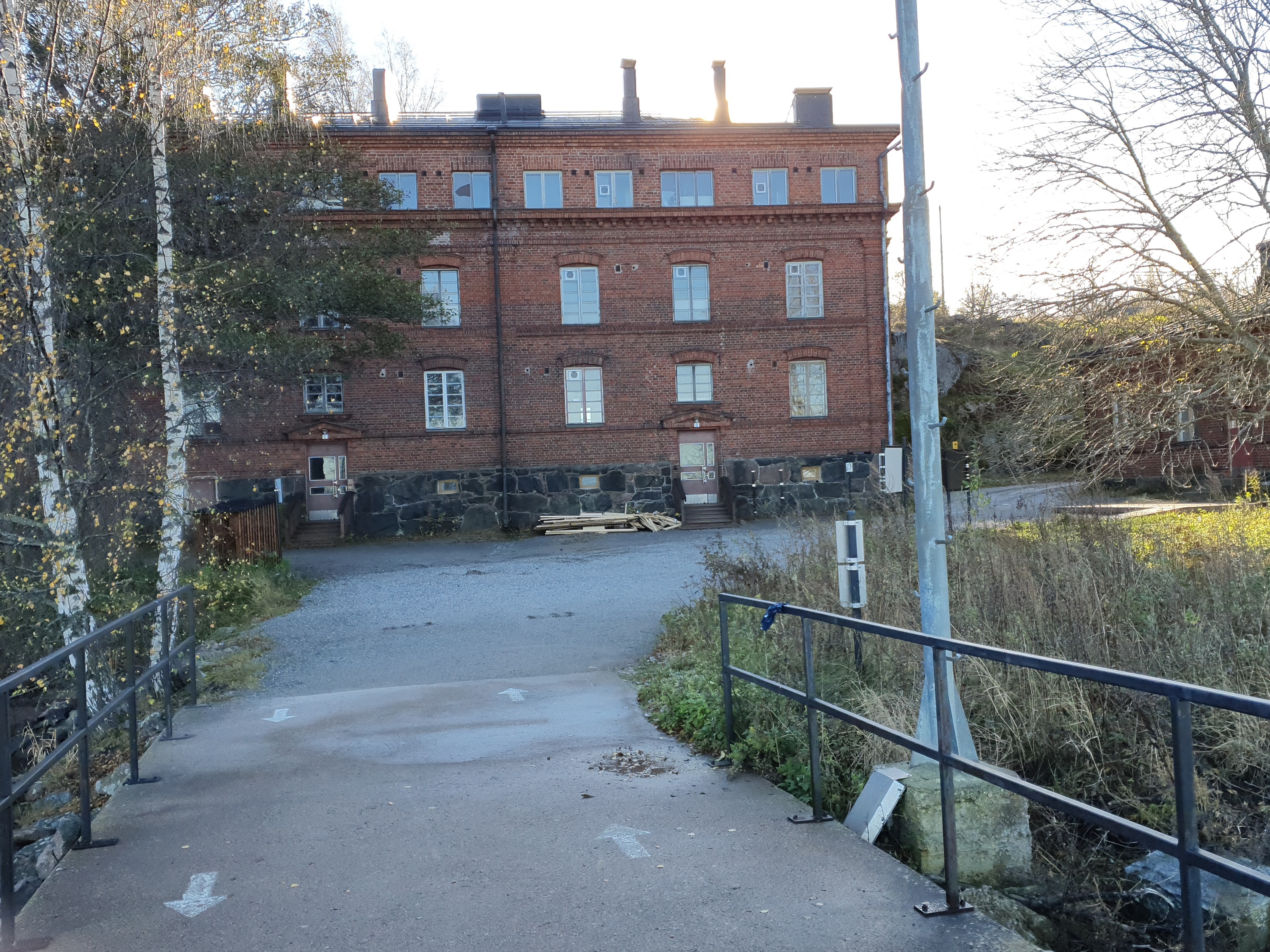 Vallisaaren luotsitalo päälaiturilta päin kuvattuna. Rakernnuksen edustalla oleva pieni puinen rakennus on vartiokoppi. Vallisaari oli pitkään ensin Venäjän armeijan varuskunta-aluetta, sitten itsenäistyneen Suomen armeijan aluetta, johon pääsy oli luvanvaraista. Vartiokopissa tarkastettiin kulkuluvat vielä 1960-luvun alkupuolella. rephoto