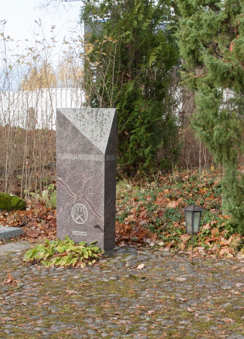 foto, (Eesti 1.) metsavendade mälestussamba avamine, Viljandi, Pauluse kiriku kalmistu, E.Piir, 1997, foto L. Kadalipp rephoto