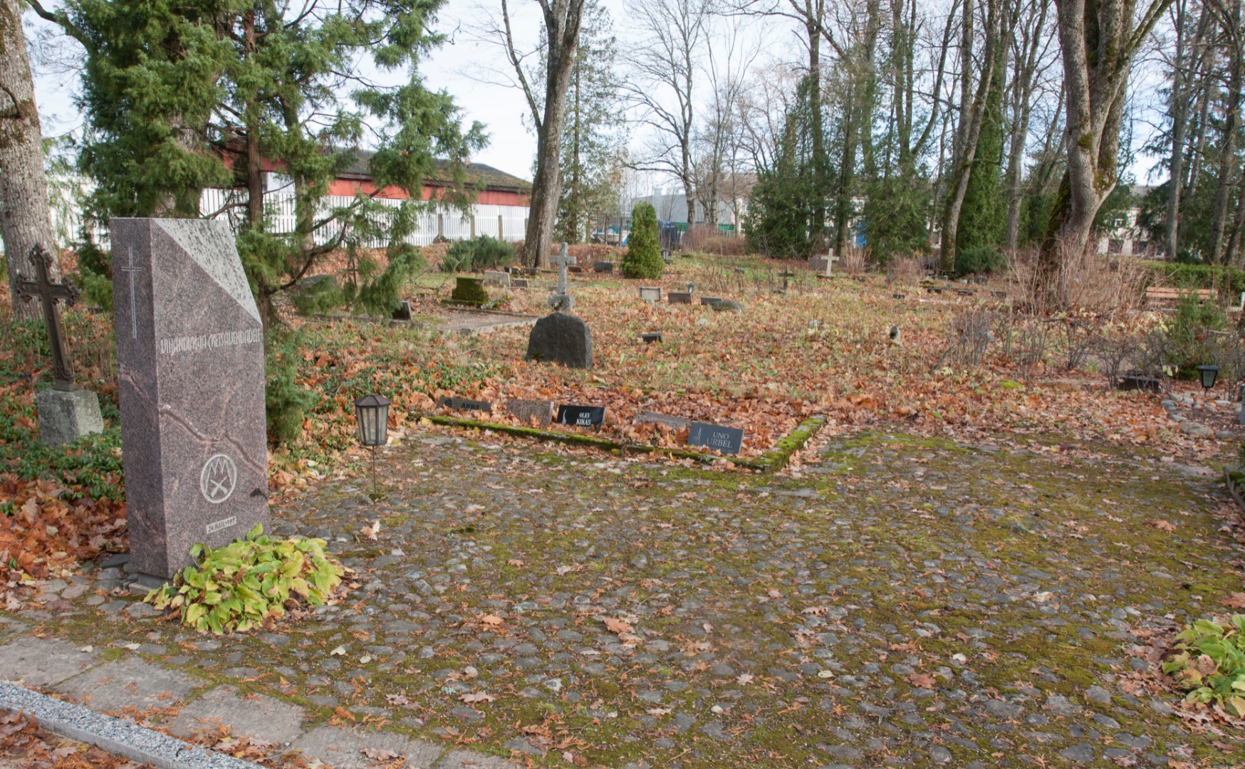 foto, (Eesti 1.) metsavendade mälestussamba avamine, Viljandi, Pauluse kiriku kalmistu, J.Pihlak, 1997, foto L. Kadalipp rephoto