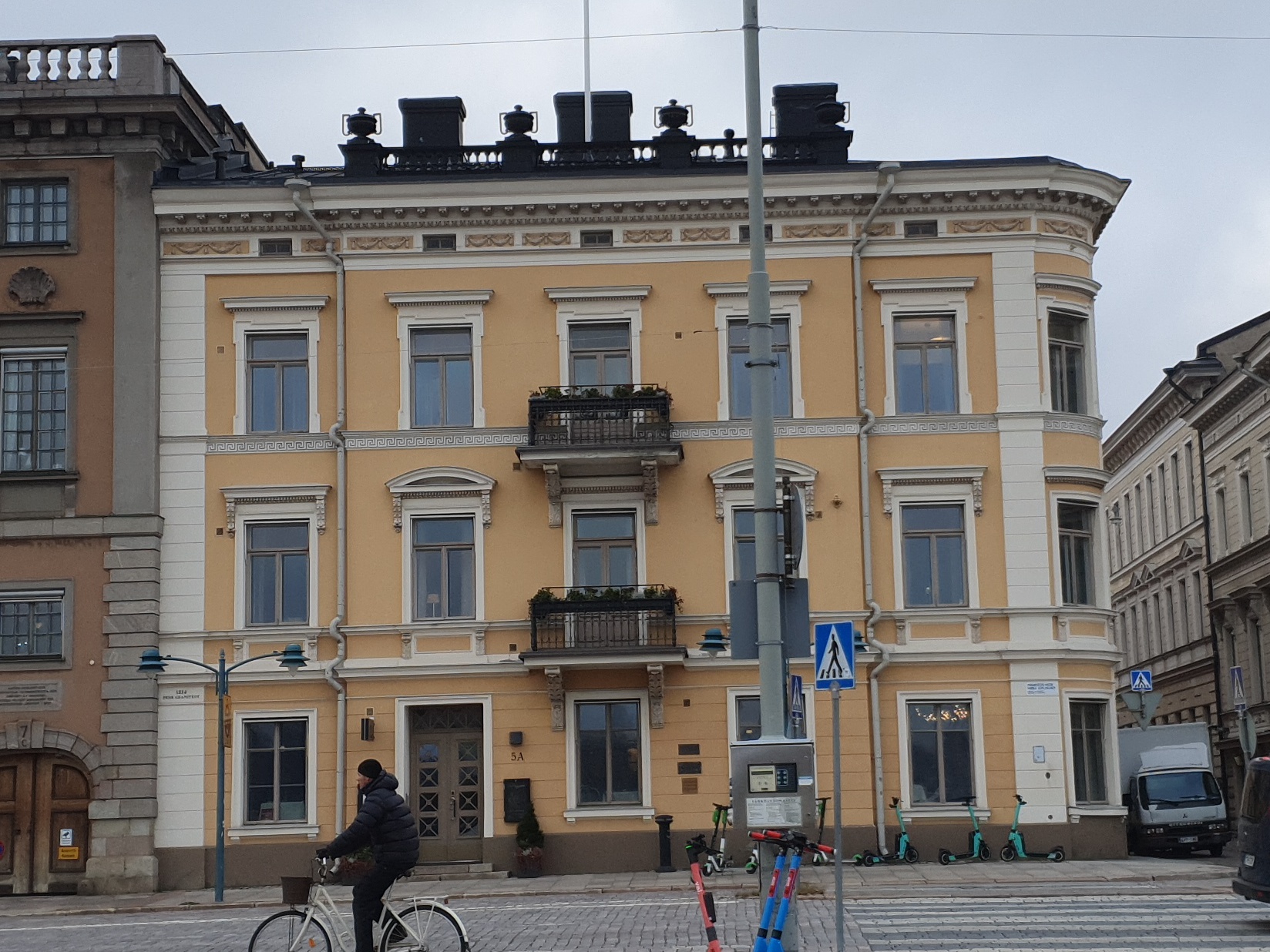 Pohjoisesplanadi 5, Lampan talo, julkisivu. Kuvaa retusoitu, lisätty tussilla vihreä köynnös talon oven yläpuolelle, sekä kyltti G. F. Stockmann. rephoto