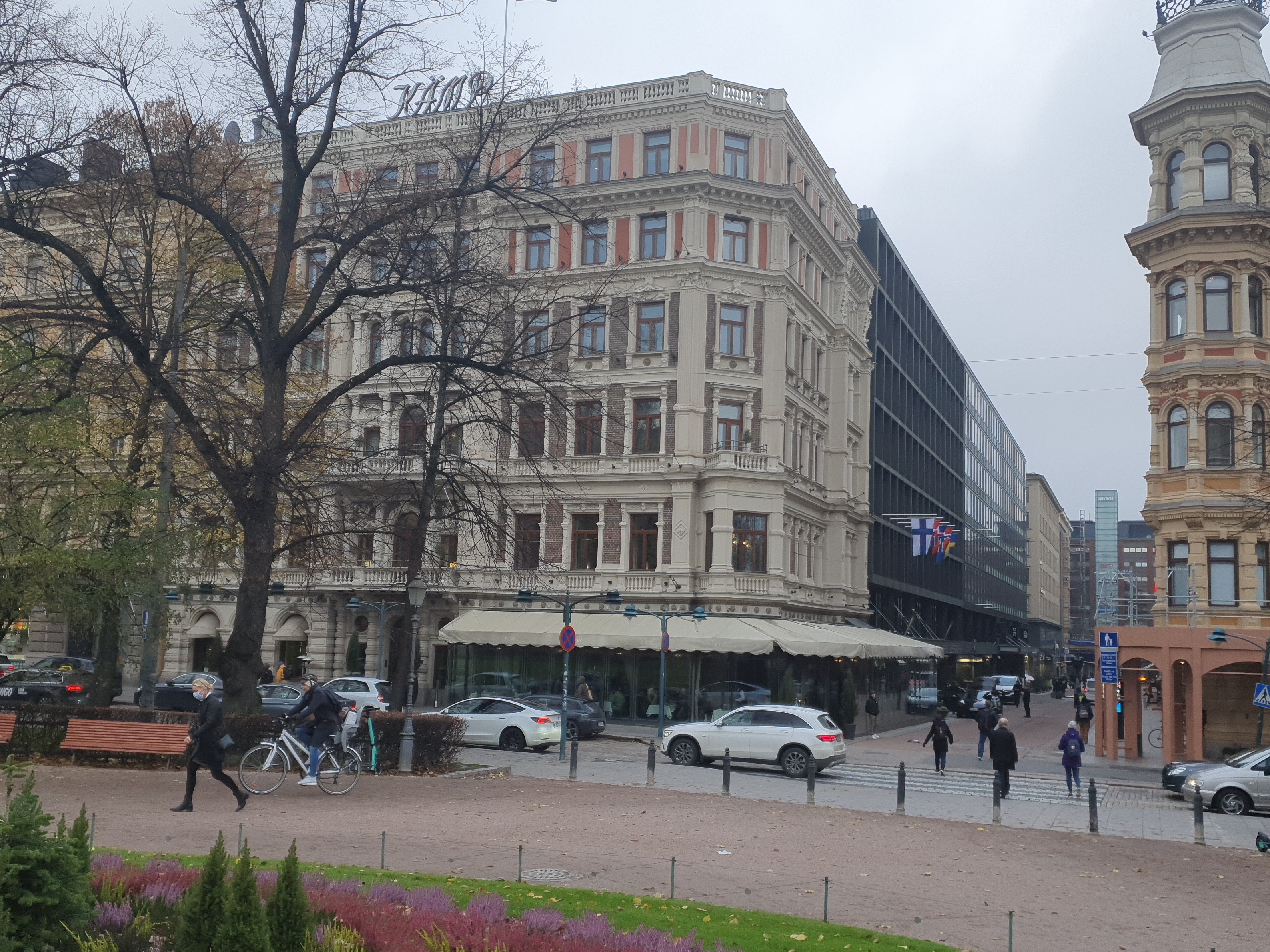 Hotelli Kämp, Pohjoisesplanadi 29. oikealla Kluuvikatu. rephoto