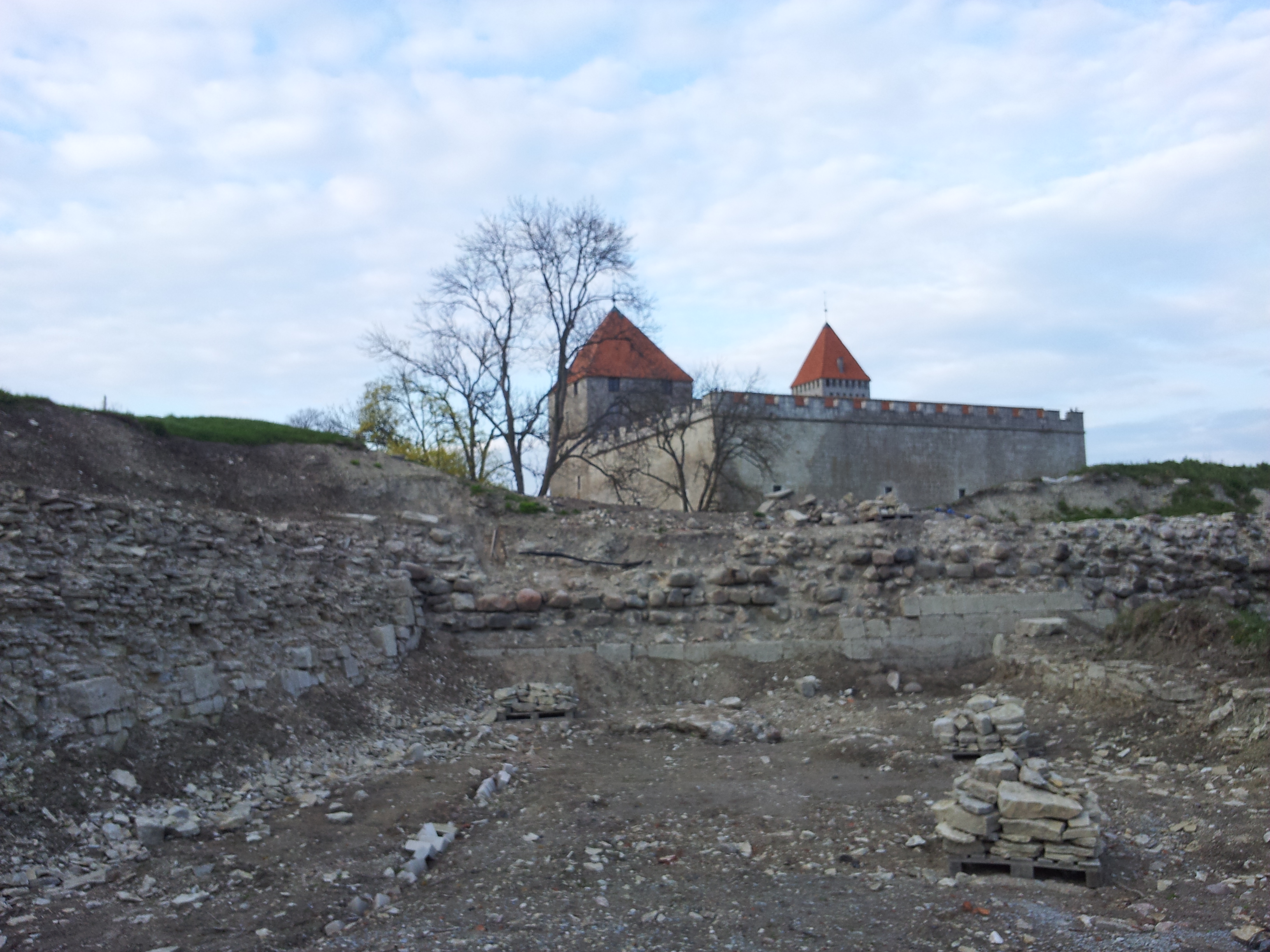 Kuressaare. Suvitajad vallitrepil, vaade ranna poolt. rephoto