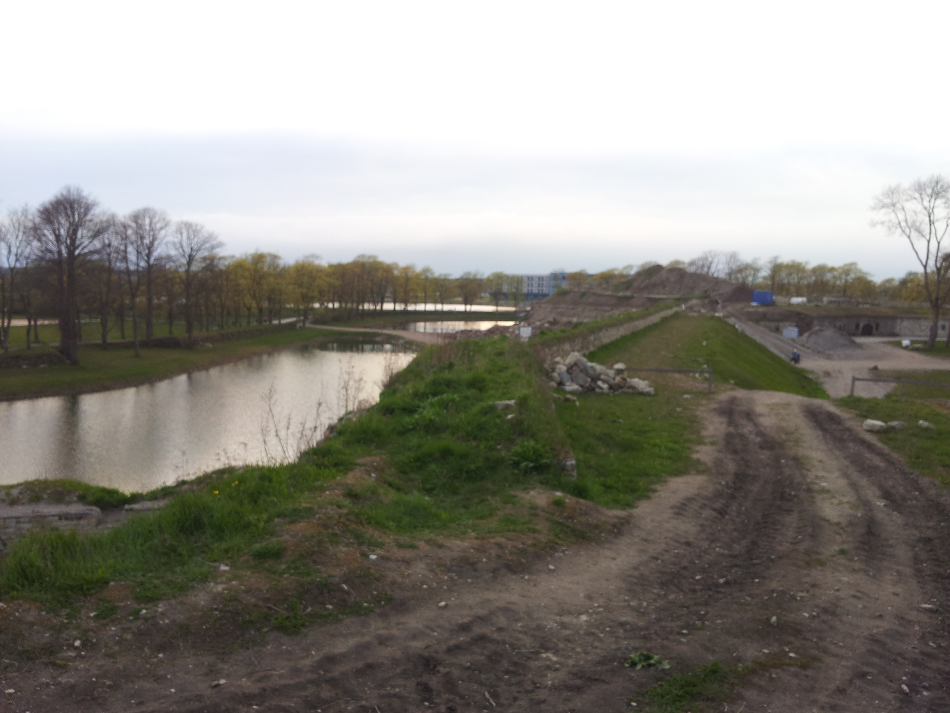 Istepink Kuressaare kindlusevallil, taga puiestee ja rand. rephoto