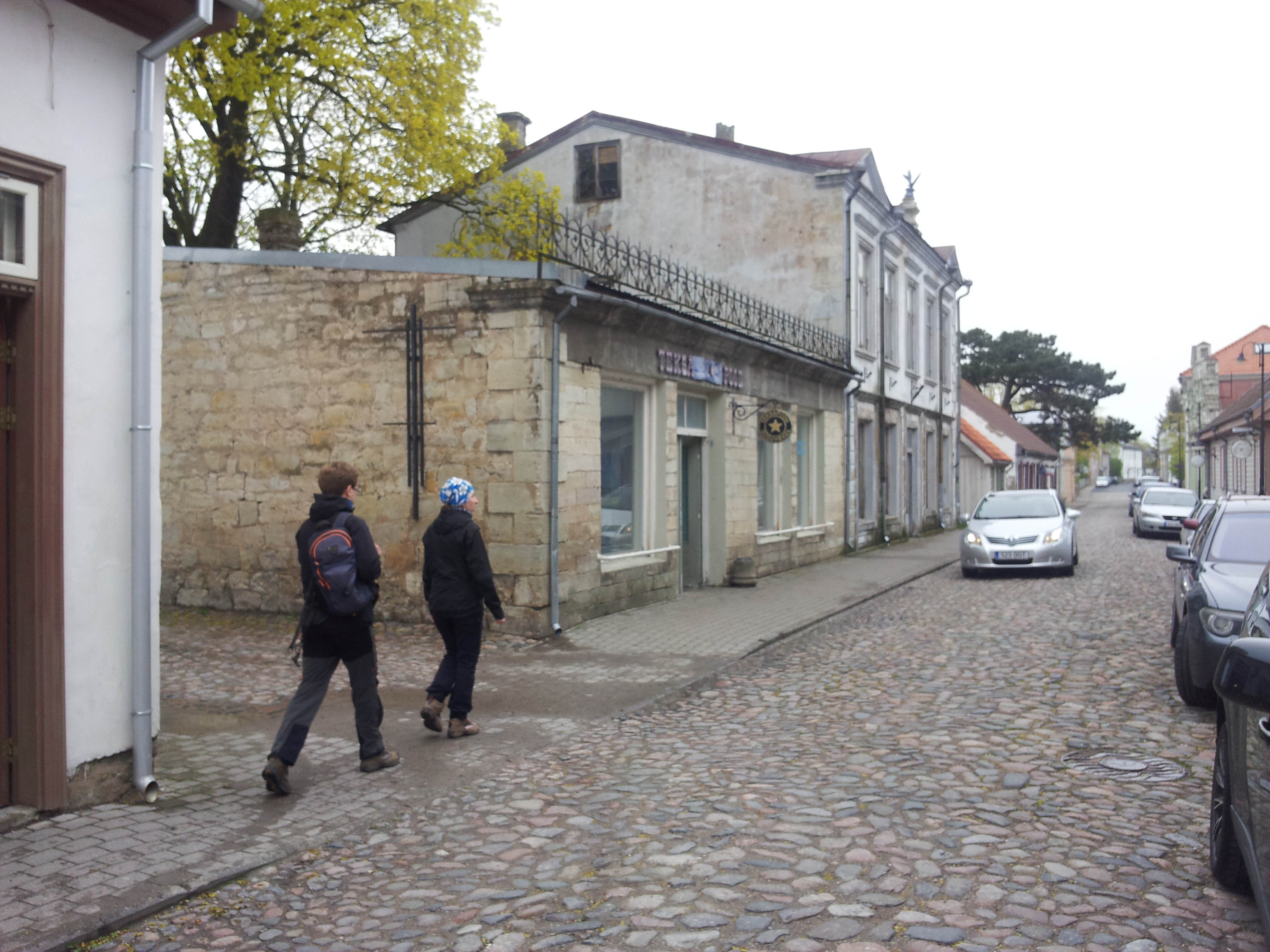 Kuressaare  - vaade Kauba tänavale, esiplaanil Scwallbaci kaubamaja. rephoto