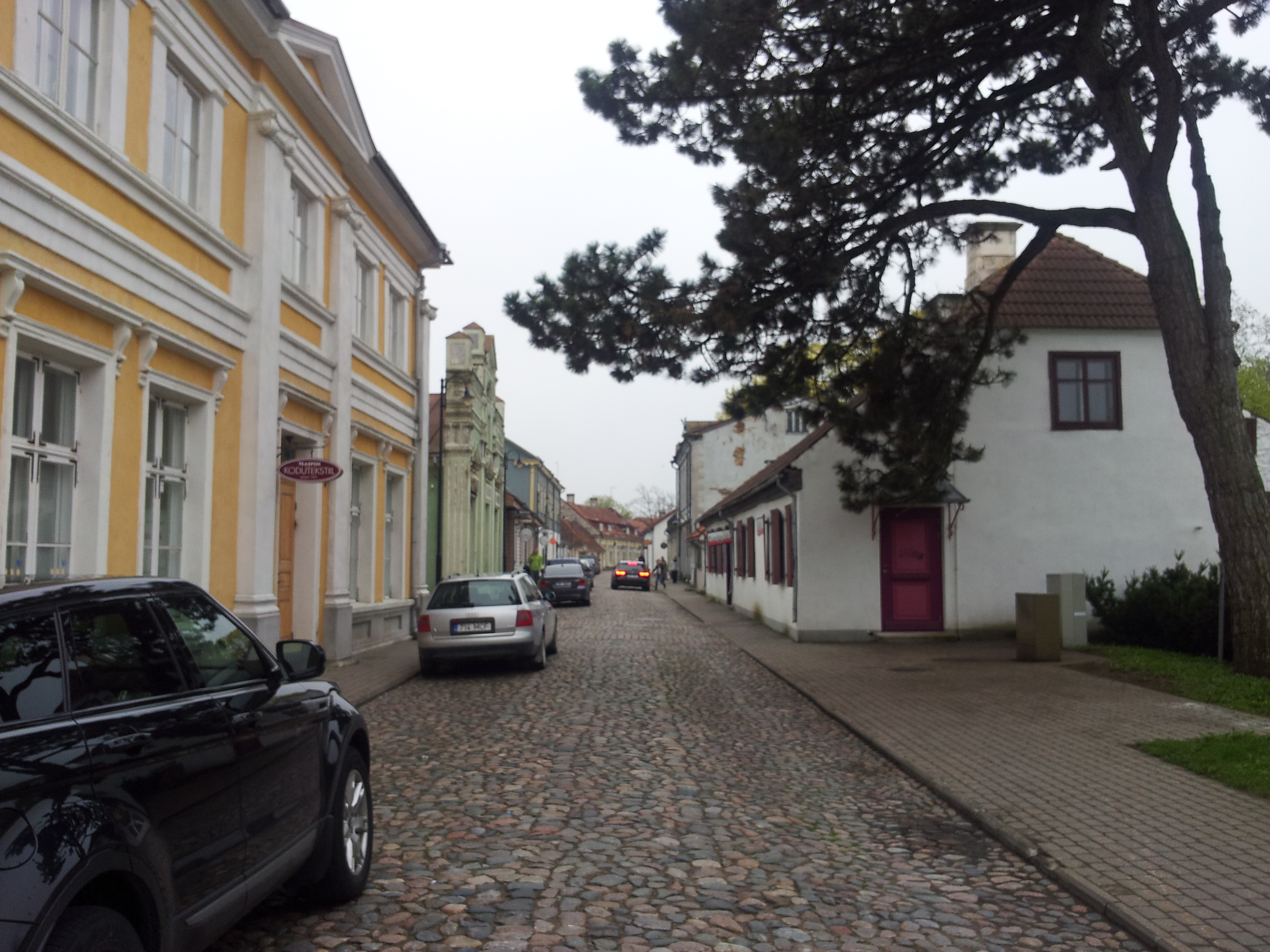 Kuressaare. Vaade Kauba tänavale, suunaga Turuplatsi poole. rephoto