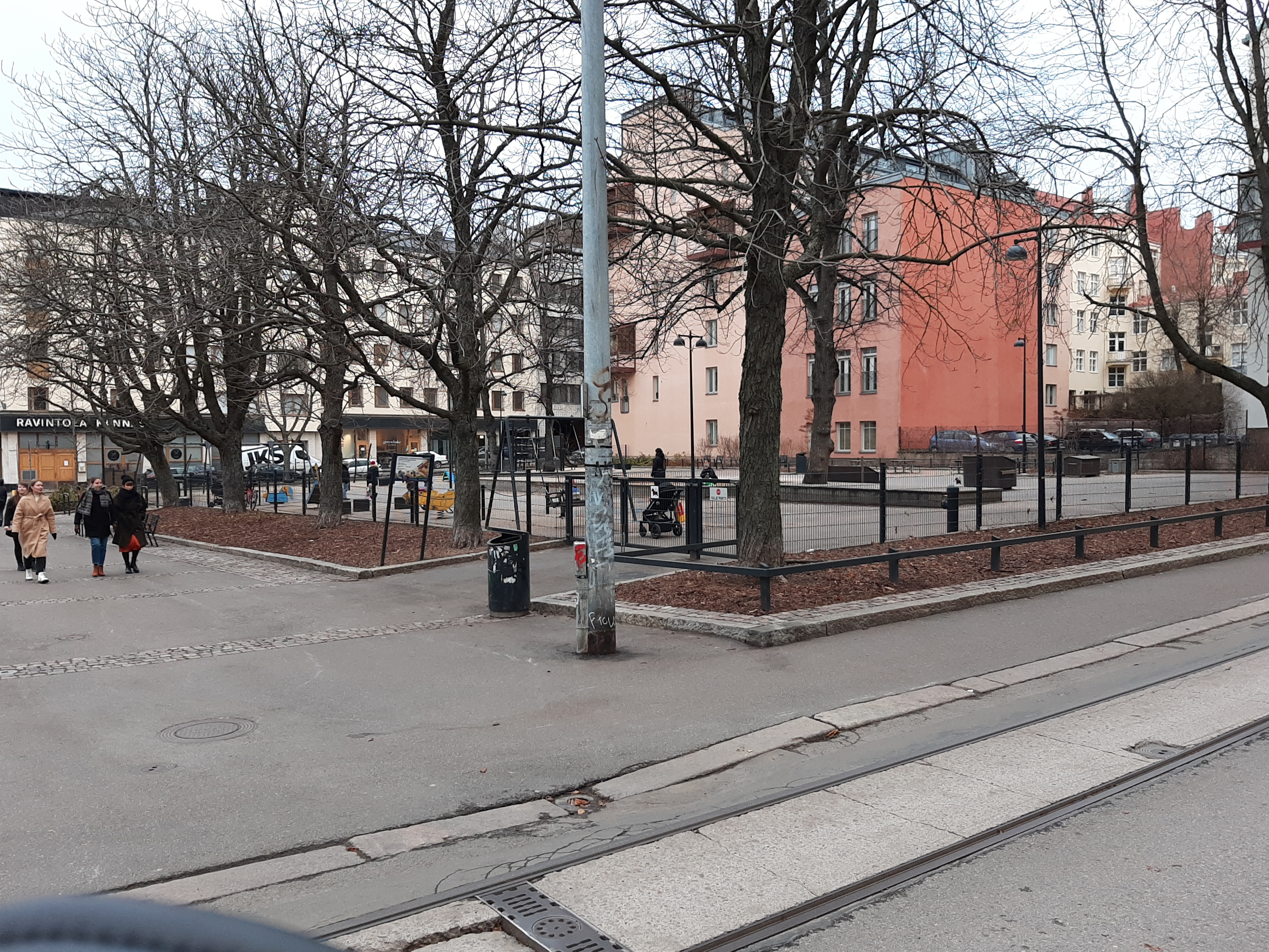 Eerikinkatu 43 - Köydenpunojankatu 13 - 15. Kuvassa on lasten leikkipuisto. rephoto