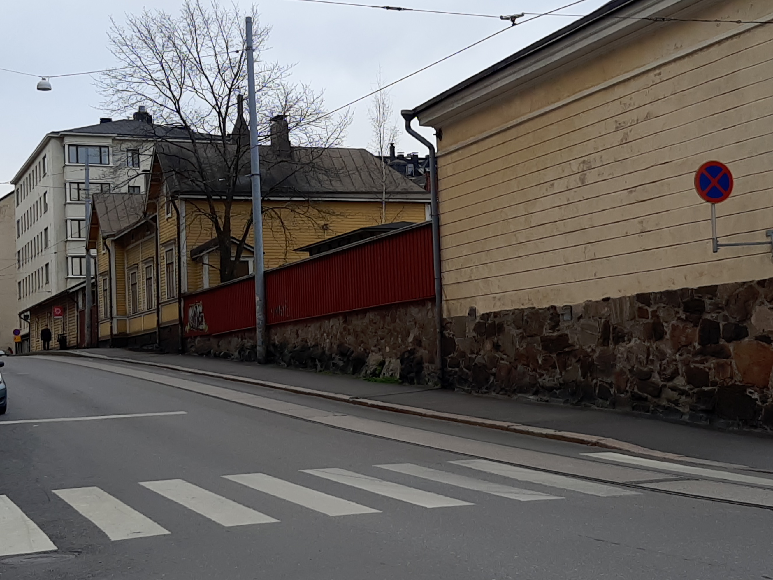 Hietalahdenkatu 1, 3. oikealla Kaartin lasaretin sotilassairaalamiljöötä. Vasemmalla nainen ja tyttö lastenvaunujen kanssa, oikealla mies ylittämässä tietä. rephoto