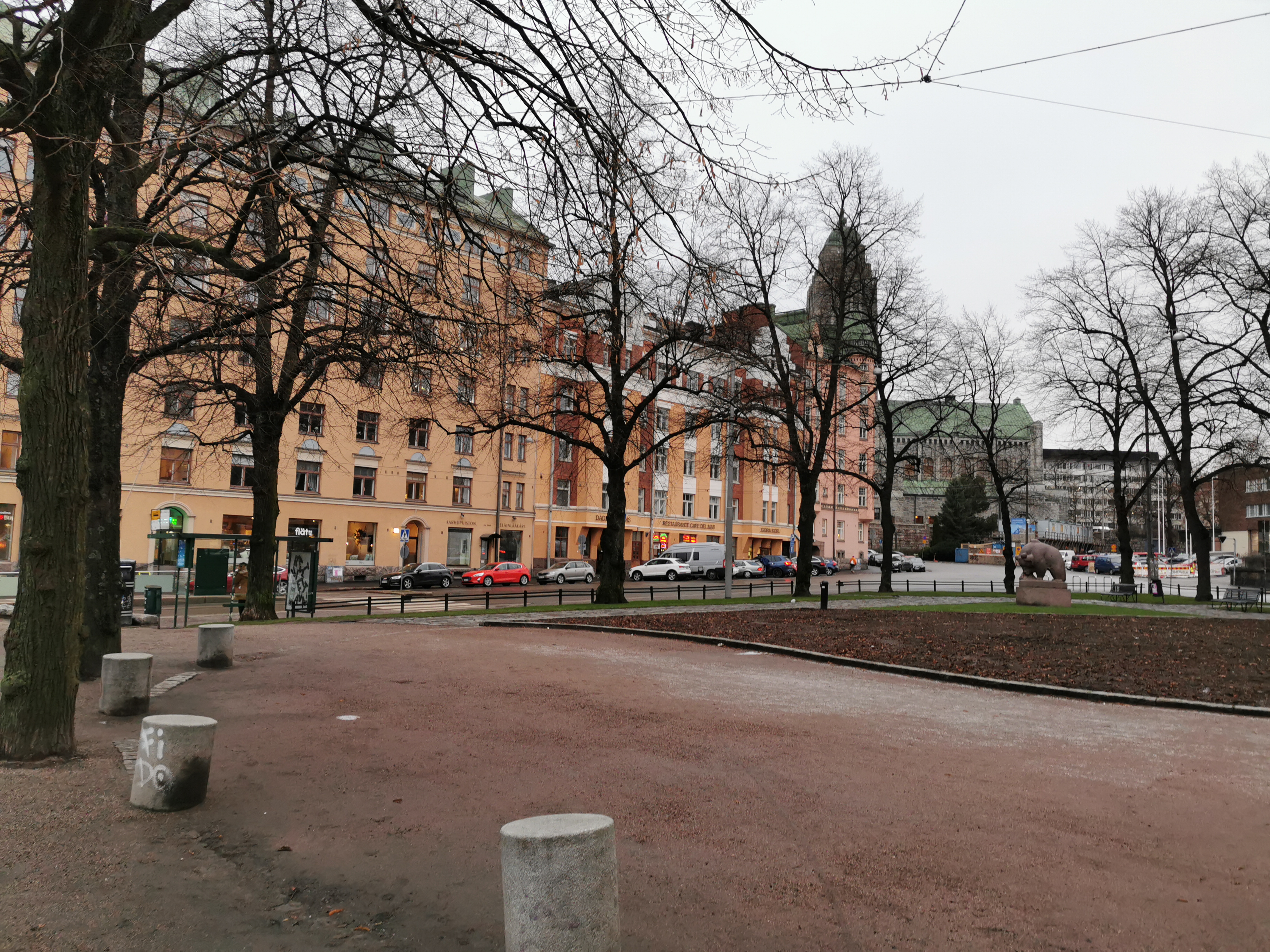 Iäkkäämpi nainen Karhupuistossa rephoto
