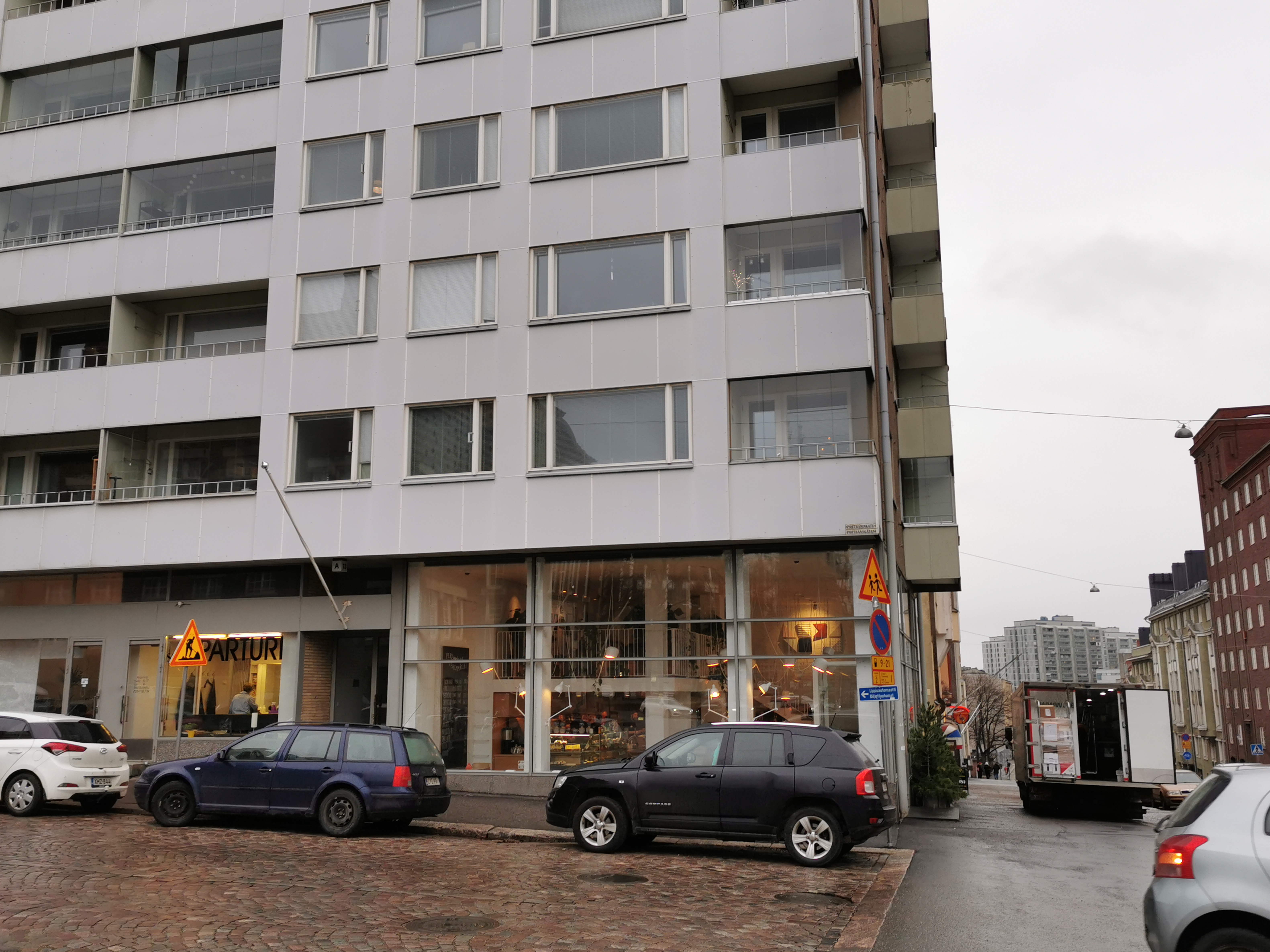 Viides linja 9. Porthaninkatu 13. Kulmatalon edustalla autokatos, jonka alla kuorma-auto rephoto
