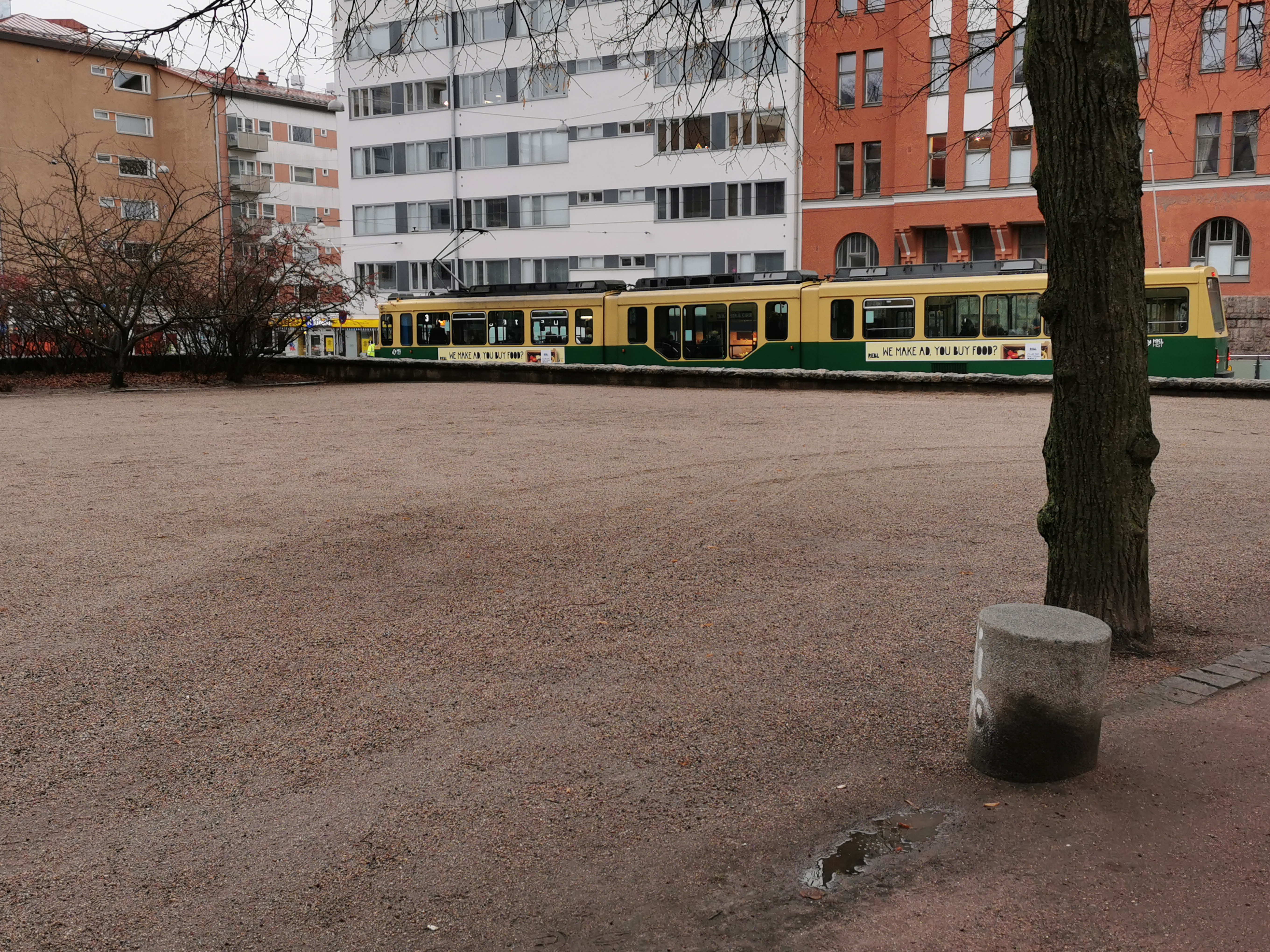 Karhupuisto. Lapsia pelaamassa koronaa Karhupuistossa puistotapahtuman aikaan. rephoto