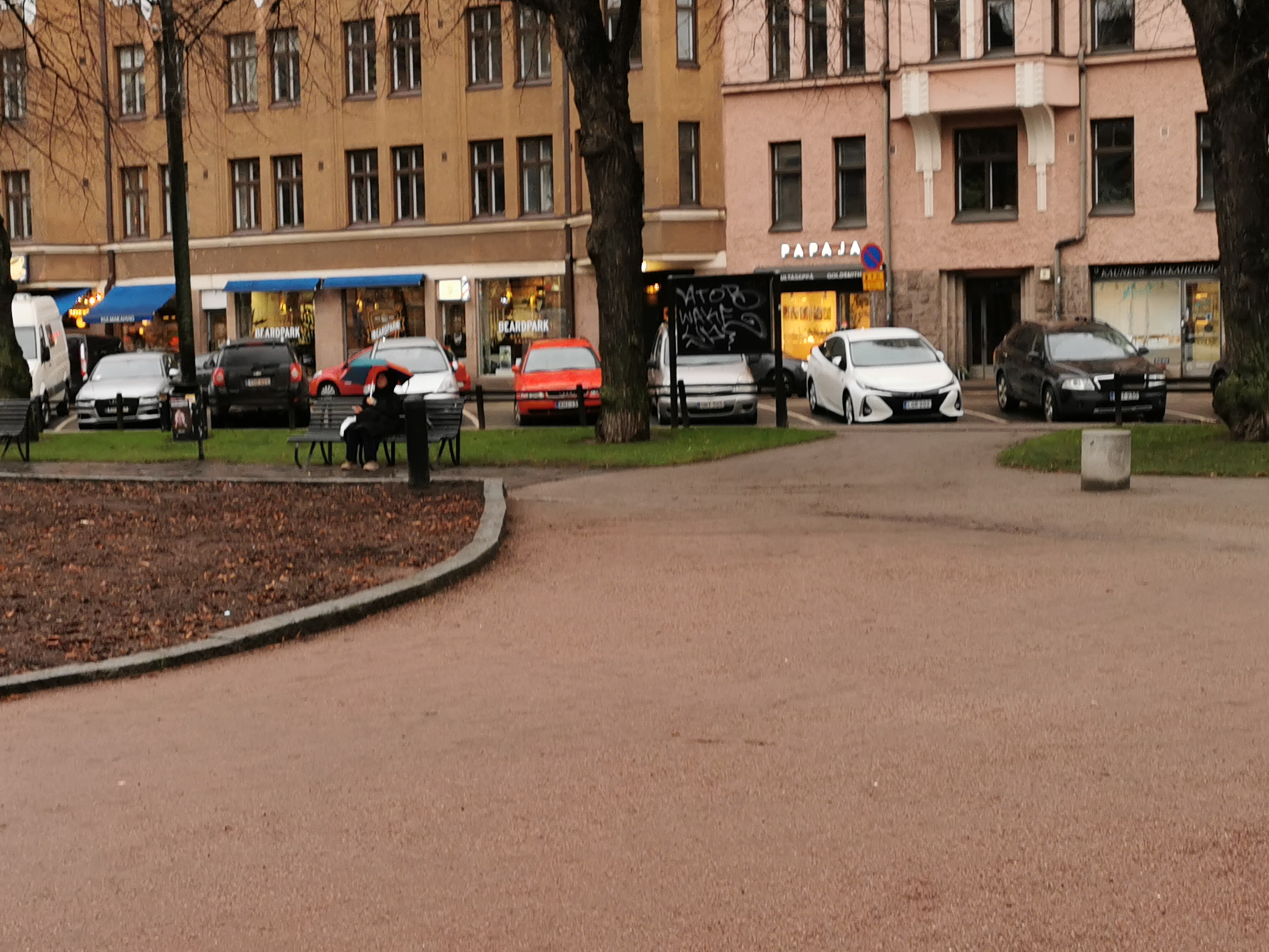 Karhupuisto. Lapsia pelaamassa koronaa Karhupuistossa puistotapahtuman aikaan. rephoto