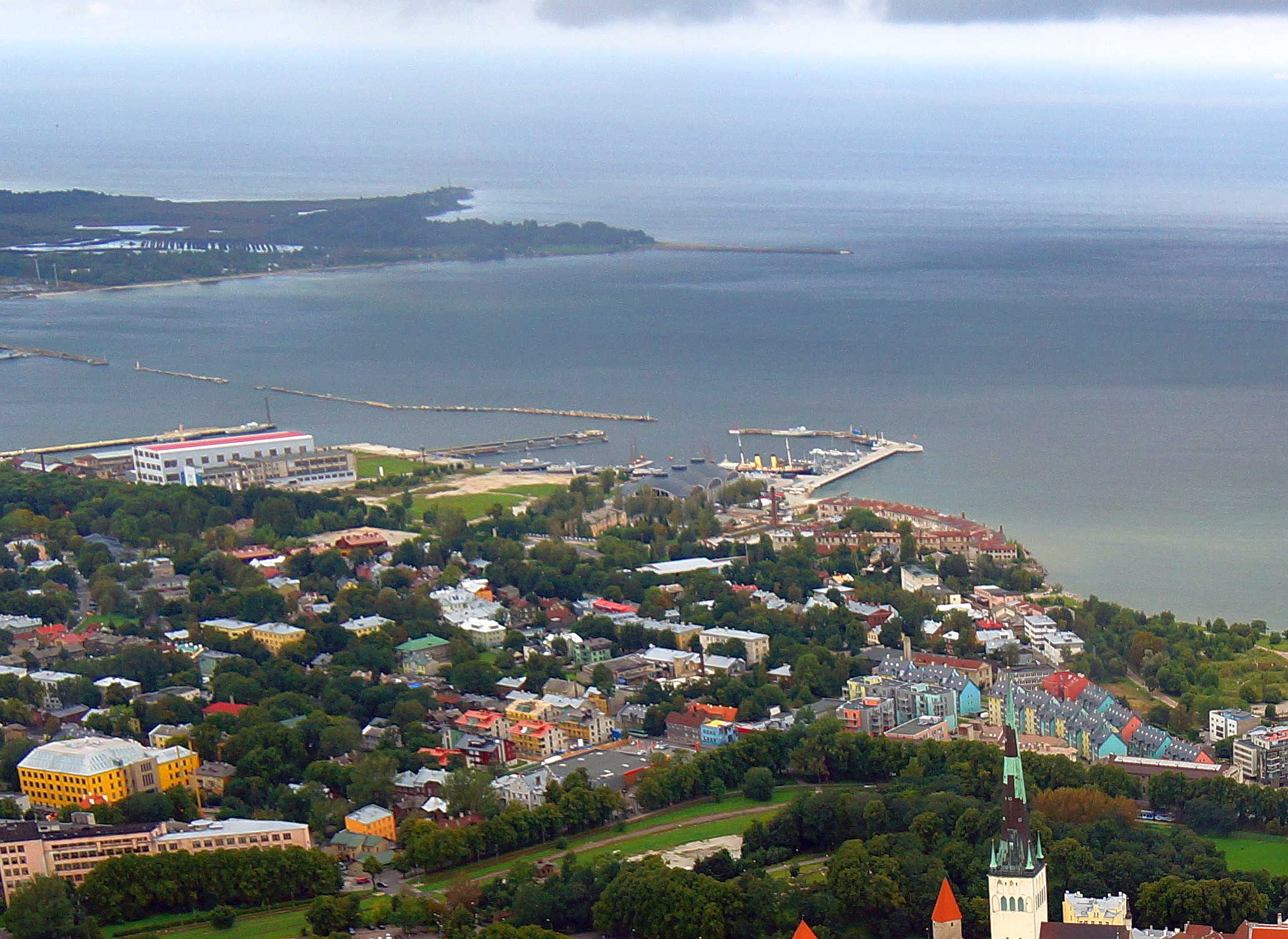 Tallinn, vaade sadama rajoonile lõunast. rephoto