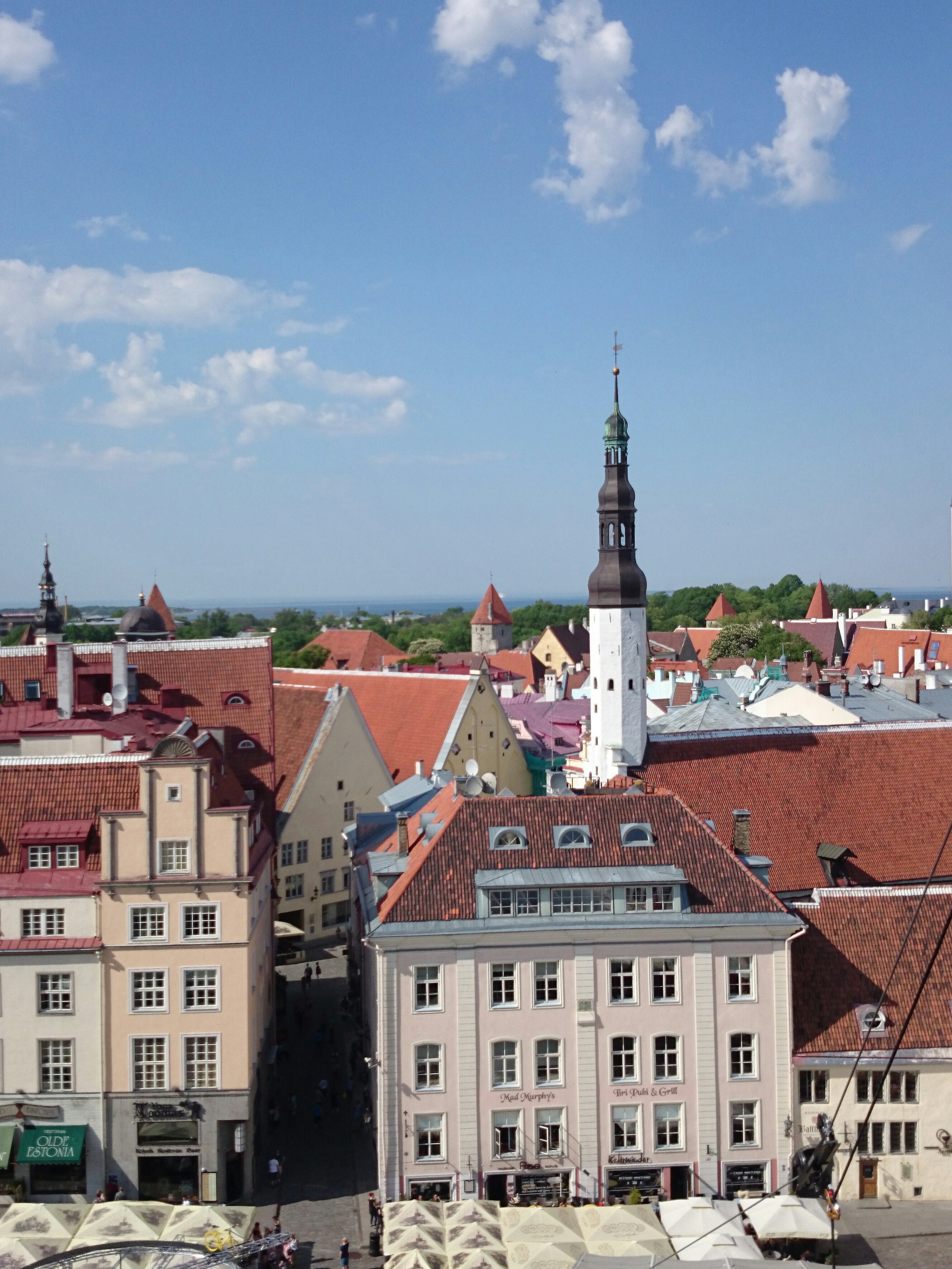 Tallinn, vaade Mündi tänavale ja Pühavaimu kirikule Raekoja platsilt. rephoto