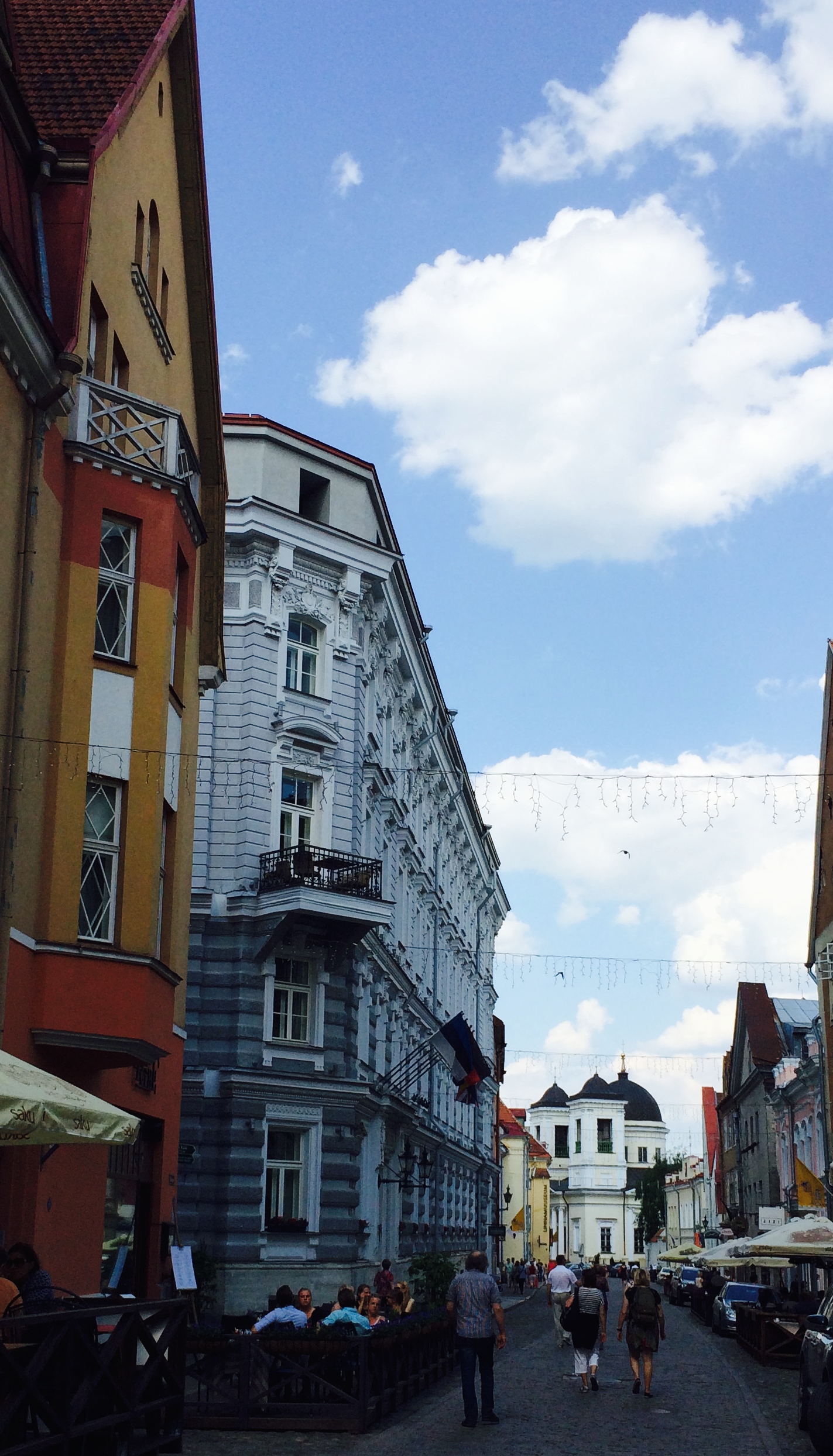 Tallinn, Vene tänav, tagaplaanil Püha-Nikolai kirik. rephoto