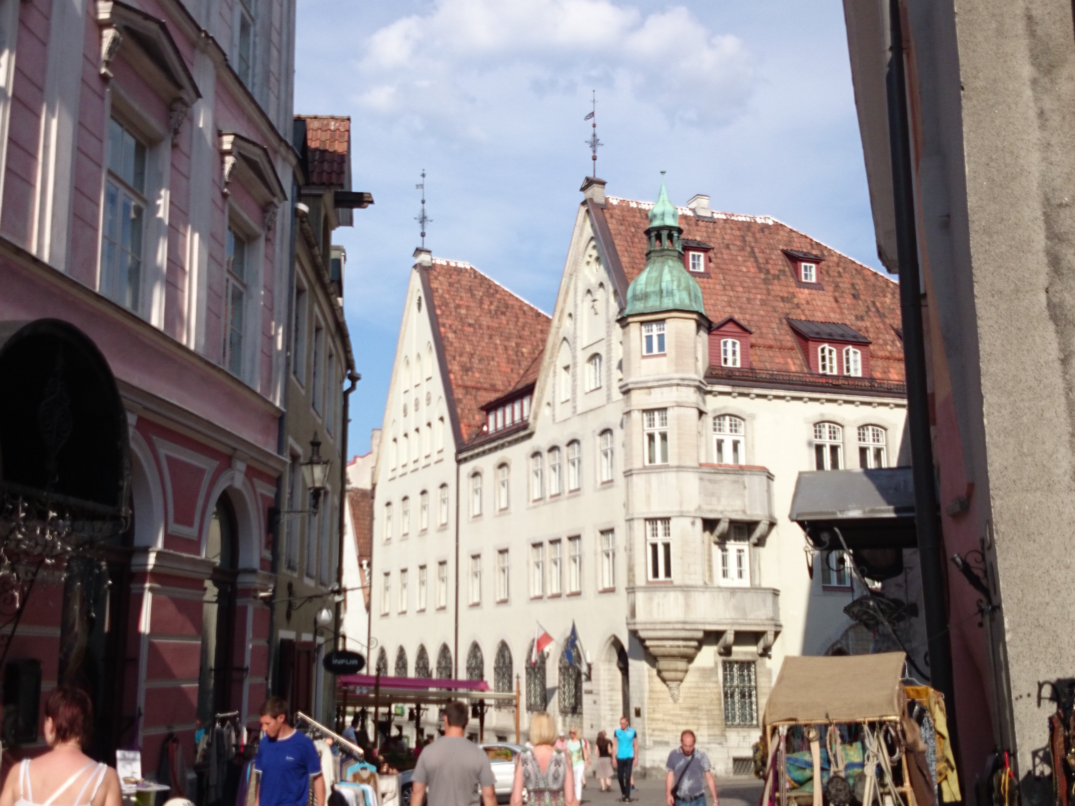 Tallinn, Vana turg, vaade Kuninga tänavalt Florelli majale. rephoto