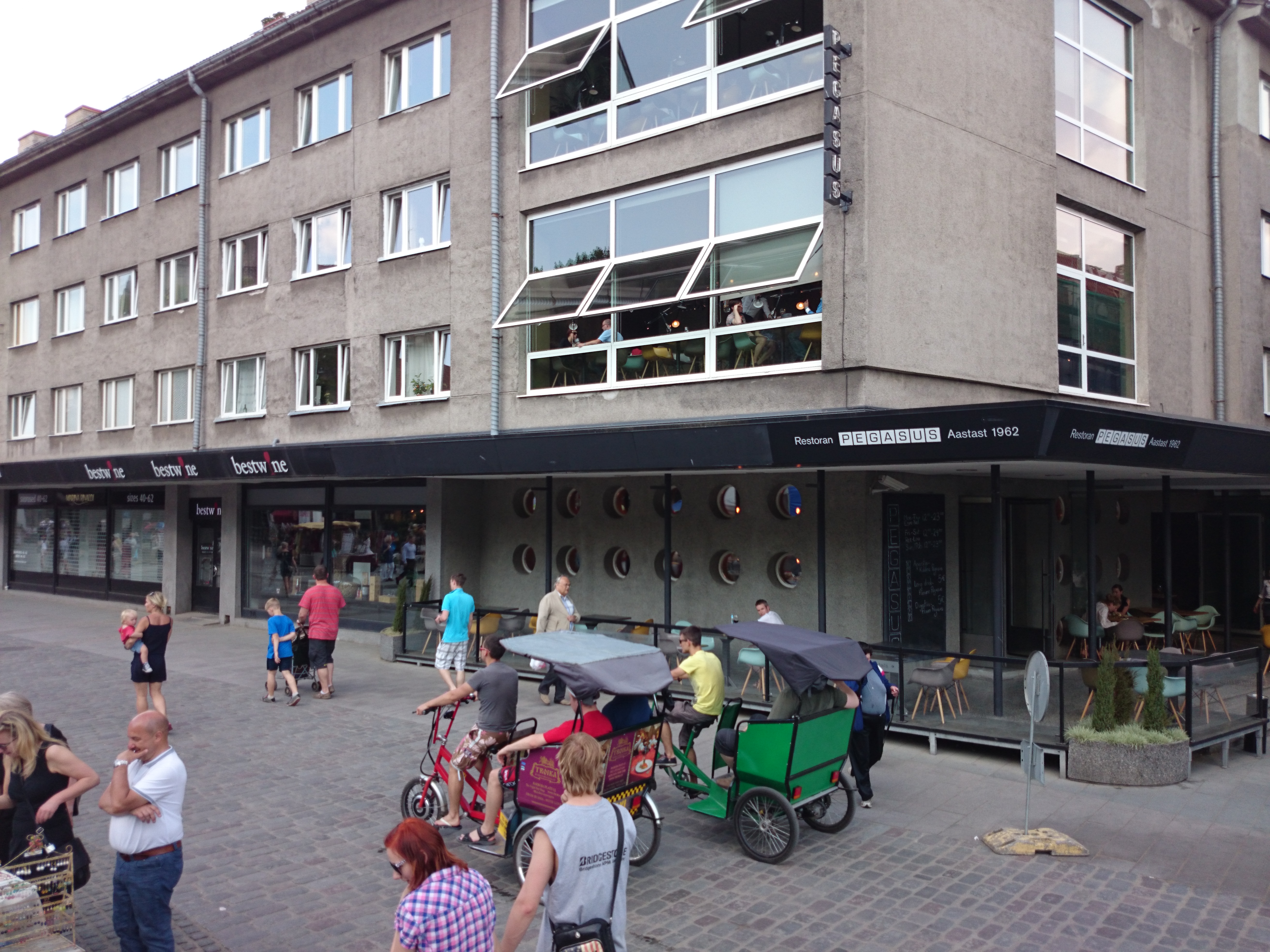Tallinn, Harju tänava haljasala rajamine. rephoto