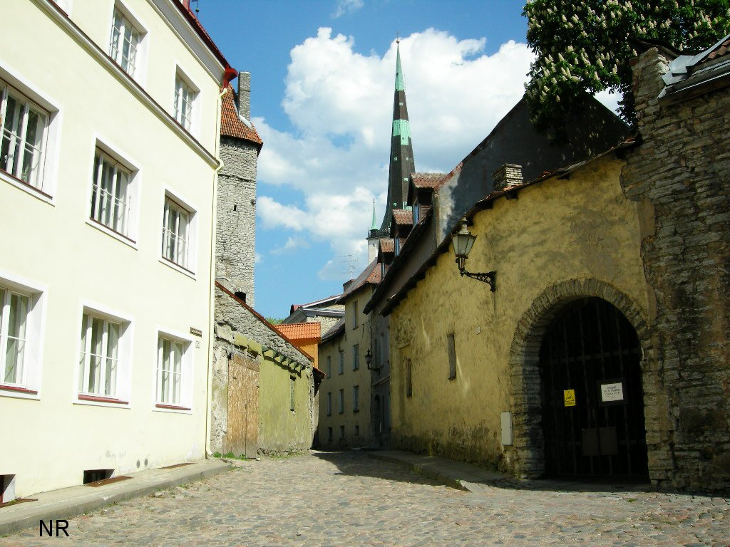 Tallinn, Laboratooriumi tänav, taga kindlustorn ja oleviste kiriku torn. rephoto