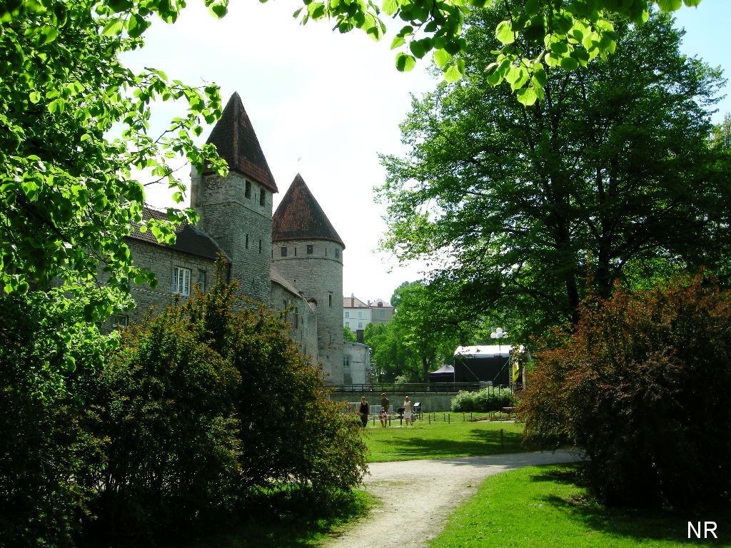 Tallinn, hobuvankrid ja auto ületamas trammiteed. rephoto