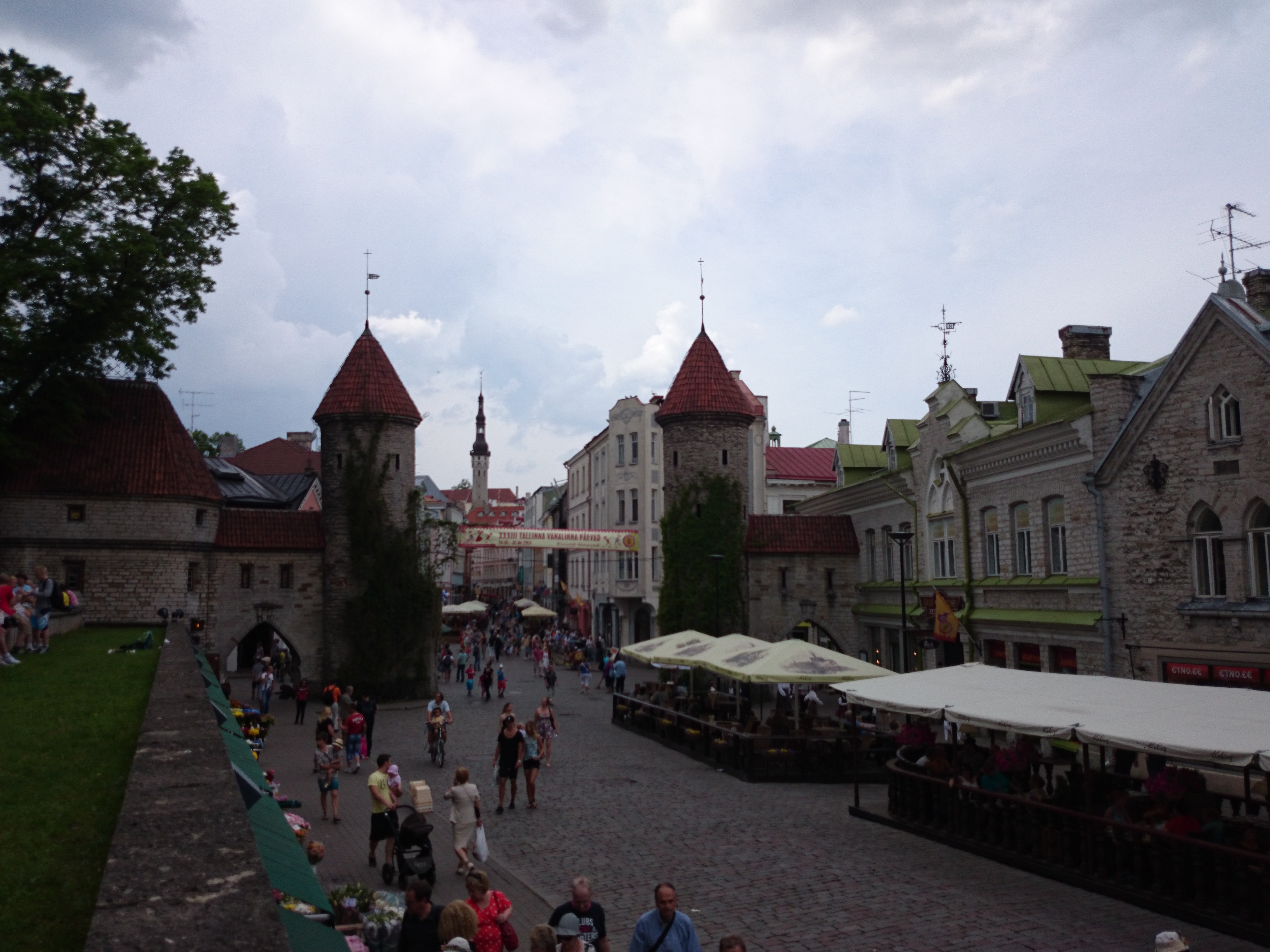Tallinn, vaade Viruvärava mäele koos Viru värava eelväravaga. rephoto