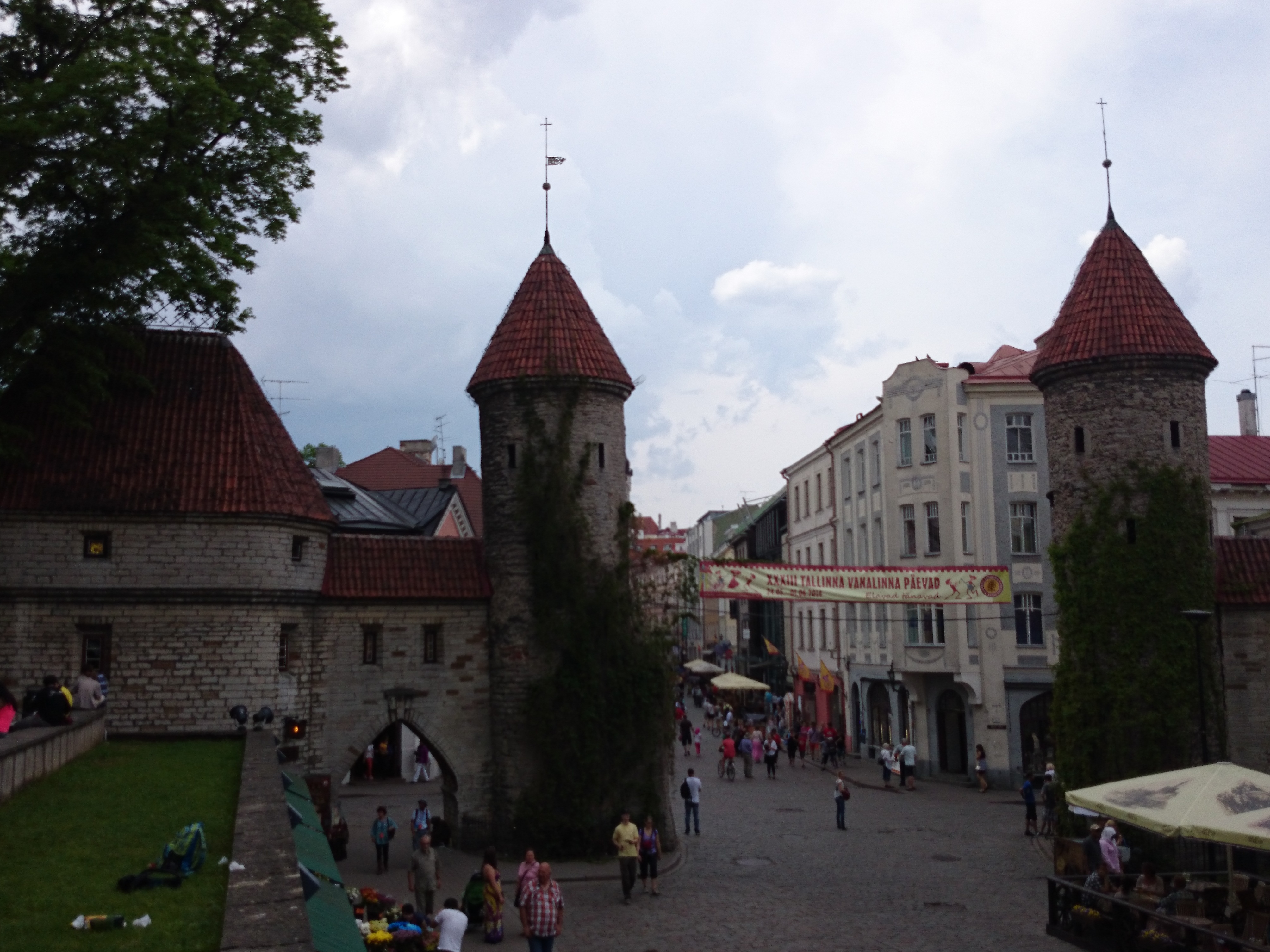 Tallinn, vaade Viruvärava eelvärava tornidele. rephoto