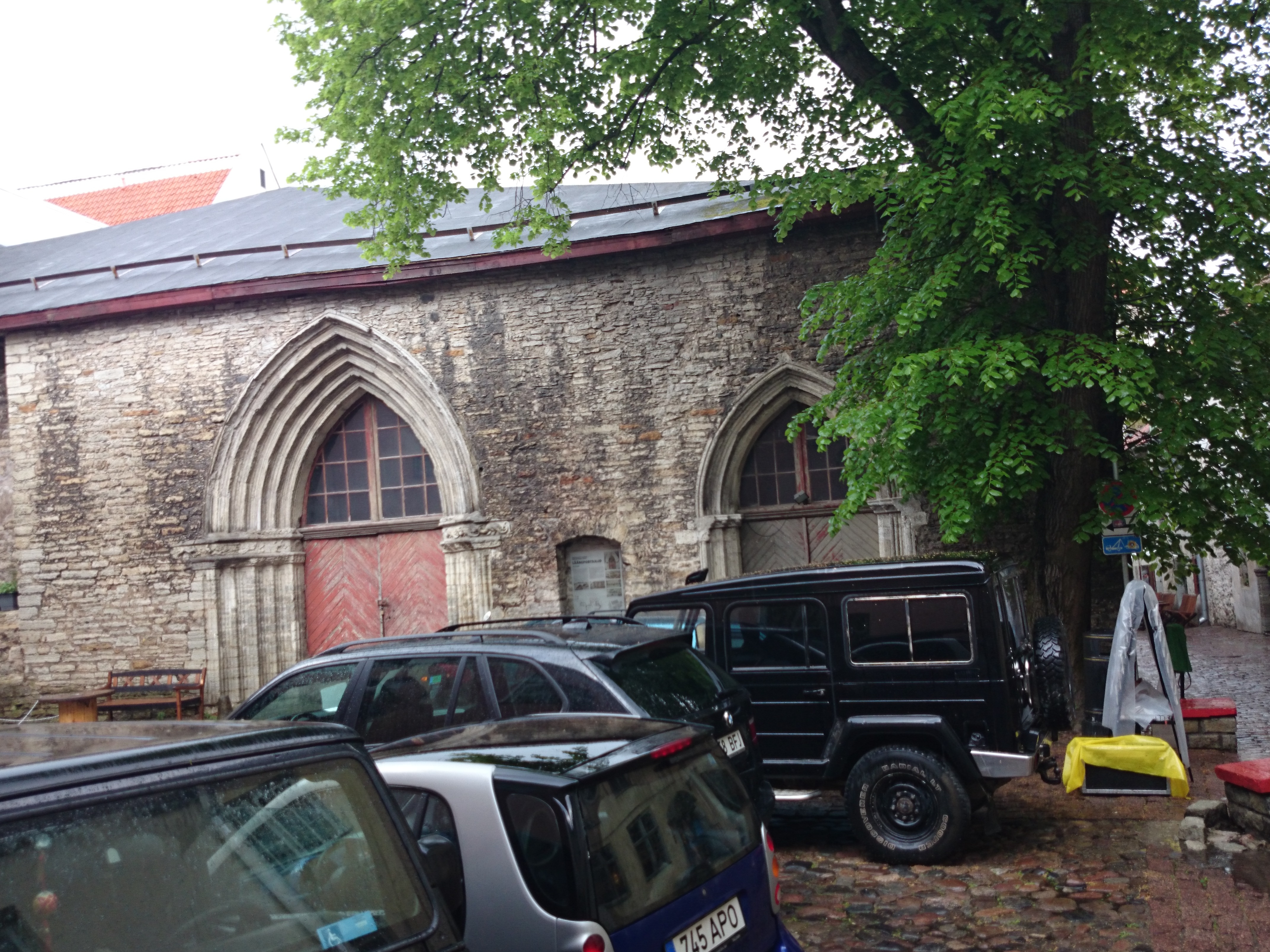 Tallinn, dominiiklaste kloostri kiriku säilinud osad Vene tänaval. rephoto