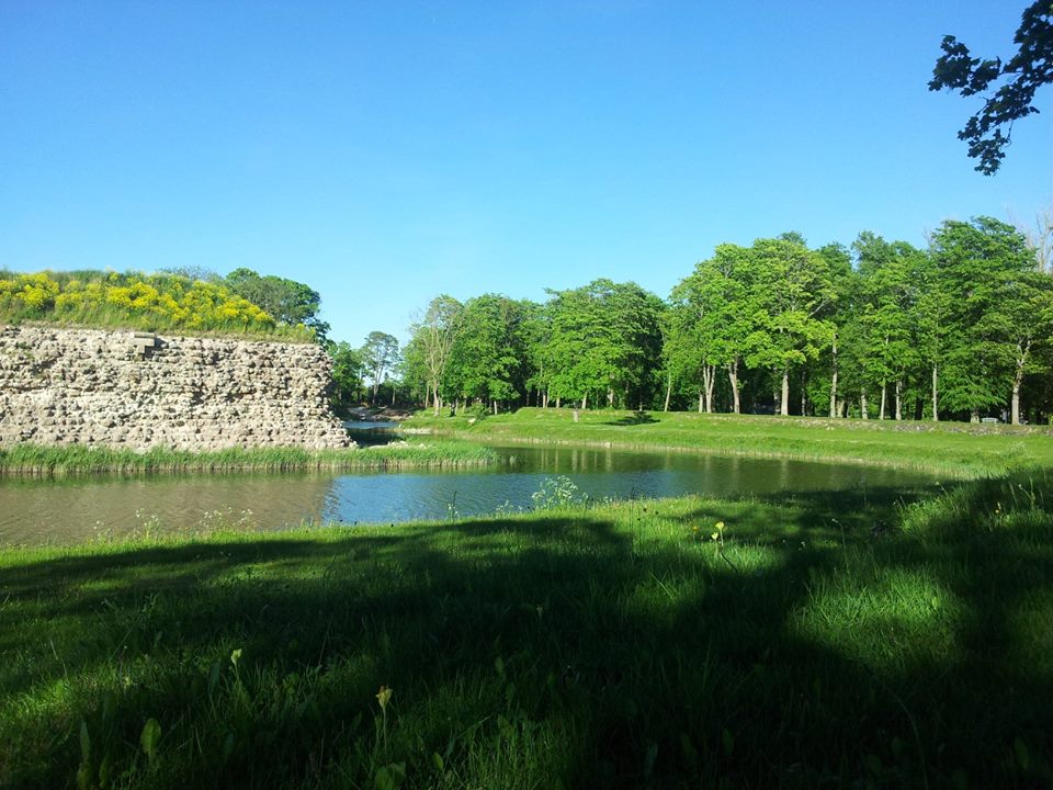 Kuressaare lossi idabastion ja kinnikasvanud vallikraav. rephoto