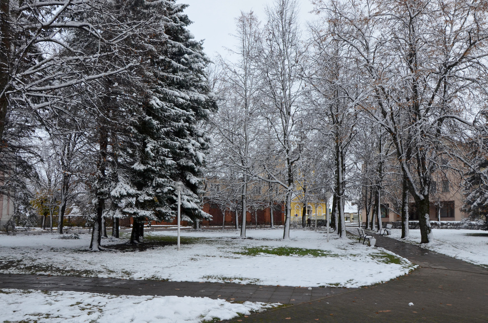 Võru Turuplats (Keskväljak), vaade pritsimajale ja Võru Suurkannatajate Ekaterina Kirikule rephoto